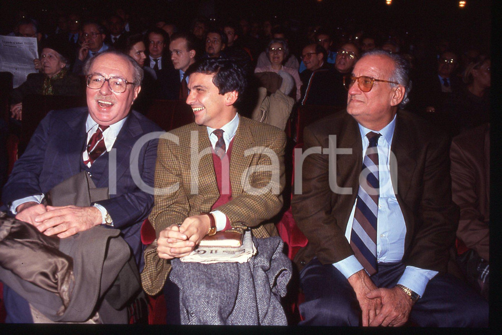 35mm vintage slide* 1990 ca ITALIA - PSDI Giovanni NEGRI Alfredo BIONDI  Diapositiva d'epoca, in formato 35 mm.CONDIZIONI: GOODE' severamente vietata la riproduzione. Tutti i diritti sono riservati.Nella diapositiva ICharta mette in vendita, sul negozio eBay e in esclusiva sul sito "icharta" il proprio archivio composto da numerose diapositive e negativi fotografici d'epoca, tutti originali e autentici, che attraversano la storia del costume italiano tra gli la fine degli anni Sessanta e Novanta.Si tratta di uno sguardo inedito sull'attualit&agrave;, la politica, la vita quotidiana, il gossip e la cultura, che fotografa il cambiamento della nazione in quest'ultimo scorcio del XX secolo. Un'occasione unica per il mercato del collezionismo, che vede finalmente disponibile un archivio eccezionale per vastit&agrave;, tematiche e condizioni, in un settore (il negativo fotografico e la diapositiva) di assoluta novit&agrave; e dalle interessanti prospettive di investimento. GOOD/buono   originale e autentica 1
