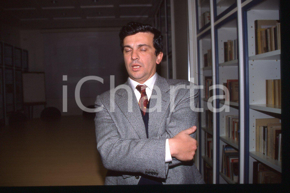 35mm vintage slide* 1990 ca ITALIA - PSDI Giovanni NEGRI Politico (53)  Diapositiva d'epoca, in formato 35 mm.CONDIZIONI: GOODE' severamente vietata la riproduzione. Tutti i diritti sono riservati.Nella diapositiva ICharta mette in vendita, sul negozio eBay e in esclusiva sul sito "icharta" il proprio archivio composto da numerose diapositive e negativi fotografici d'epoca, tutti originali e autentici, che attraversano la storia del costume italiano tra gli la fine degli anni Sessanta e Novanta.Si tratta di uno sguardo inedito sull'attualit&agrave;, la politica, la vita quotidiana, il gossip e la cultura, che fotografa il cambiamento della nazione in quest'ultimo scorcio del XX secolo. Un'occasione unica per il mercato del collezionismo, che vede finalmente disponibile un archivio eccezionale per vastit&agrave;, tematiche e condizioni, in un settore (il negativo fotografico e la diapositiva) di assoluta novit&agrave; e dalle interessanti prospettive di investimento. GOOD/buono   originale e autentica 1