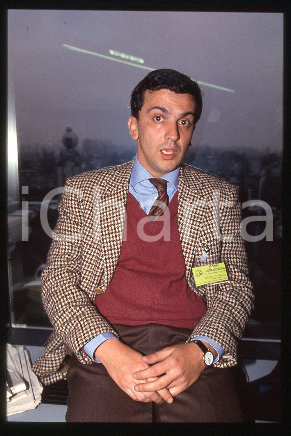 35mm vintage slide* 1990 ca ITALIA - PSDI Giovanni NEGRI Politico (54)  Diapositiva d'epoca, in formato 35 mm.CONDIZIONI: GOODE' severamente vietata la riproduzione. Tutti i diritti sono riservati.Nella diapositiva ICharta mette in vendita, sul negozio eBay e in esclusiva sul sito "icharta" il proprio archivio composto da numerose diapositive e negativi fotografici d'epoca, tutti originali e autentici, che attraversano la storia del costume italiano tra gli la fine degli anni Sessanta e Novanta.Si tratta di uno sguardo inedito sull'attualit&agrave;, la politica, la vita quotidiana, il gossip e la cultura, che fotografa il cambiamento della nazione in quest'ultimo scorcio del XX secolo. Un'occasione unica per il mercato del collezionismo, che vede finalmente disponibile un archivio eccezionale per vastit&agrave;, tematiche e condizioni, in un settore (il negativo fotografico e la diapositiva) di assoluta novit&agrave; e dalle interessanti prospettive di investimento. GOOD/buono   originale e autentica 1