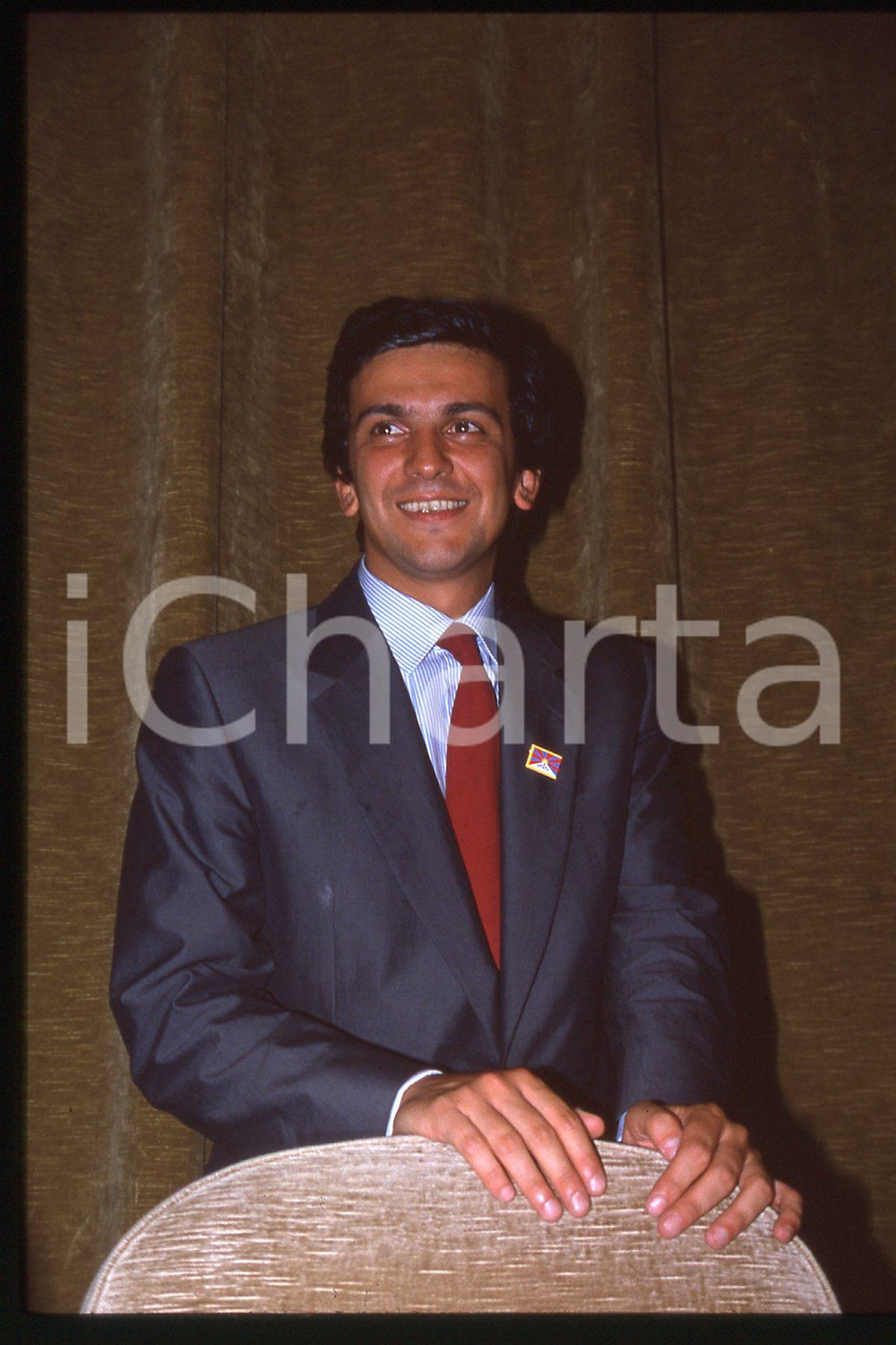 35mm vintage slide* 1990 ca ITALIA - PSDI Giovanni NEGRI Politico (55)  Diapositiva d'epoca, in formato 35 mm.CONDIZIONI: GOODE' severamente vietata la riproduzione. Tutti i diritti sono riservati.Nella diapositiva ICharta mette in vendita, sul negozio eBay e in esclusiva sul sito "icharta" il proprio archivio composto da numerose diapositive e negativi fotografici d'epoca, tutti originali e autentici, che attraversano la storia del costume italiano tra gli la fine degli anni Sessanta e Novanta.Si tratta di uno sguardo inedito sull'attualit&agrave;, la politica, la vita quotidiana, il gossip e la cultura, che fotografa il cambiamento della nazione in quest'ultimo scorcio del XX secolo. Un'occasione unica per il mercato del collezionismo, che vede finalmente disponibile un archivio eccezionale per vastit&agrave;, tematiche e condizioni, in un settore (il negativo fotografico e la diapositiva) di assoluta novit&agrave; e dalle interessanti prospettive di investimento. GOOD/buono   originale e autentica 1