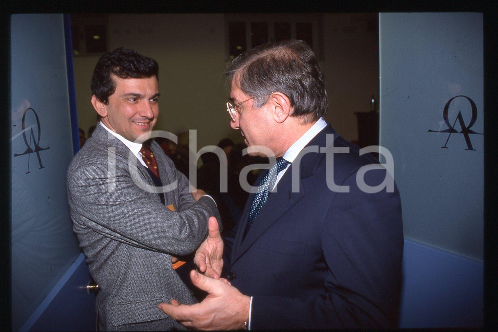 35mm vintage slide* 1990 ca ITALIA - PSDI Giovanni NEGRI Marcello DELL'UTRI (56)  Diapositiva d'epoca, in formato 35 mm.CONDIZIONI: GOODE' severamente vietata la riproduzione. Tutti i diritti sono riservati.Nella diapositiva ICharta mette in vendita, sul negozio eBay e in esclusiva sul sito "icharta" il proprio archivio composto da numerose diapositive e negativi fotografici d'epoca, tutti originali e autentici, che attraversano la storia del costume italiano tra gli la fine degli anni Sessanta e Novanta.Si tratta di uno sguardo inedito sull'attualit&agrave;, la politica, la vita quotidiana, il gossip e la cultura, che fotografa il cambiamento della nazione in quest'ultimo scorcio del XX secolo. Un'occasione unica per il mercato del collezionismo, che vede finalmente disponibile un archivio eccezionale per vastit&agrave;, tematiche e condizioni, in un settore (il negativo fotografico e la diapositiva) di assoluta novit&agrave; e dalle interessanti prospettive di investimento. GOOD/buono   originale e autentica 1