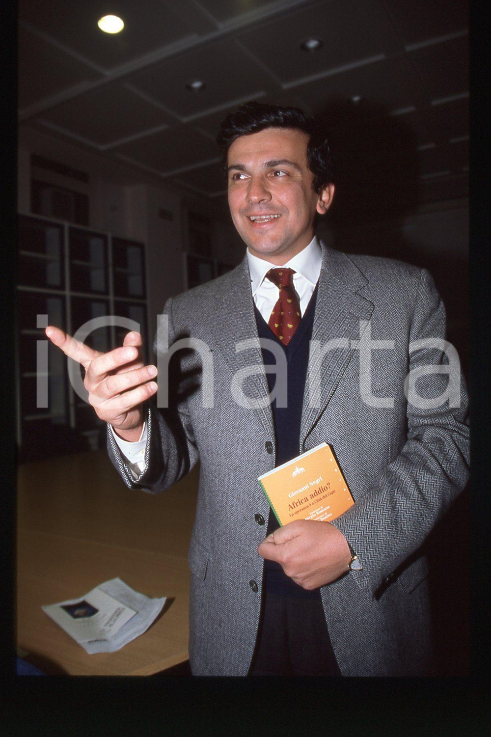 35mm vintage slide* 1990 ca ITALIA - PSDI Giovanni NEGRI Politico (57)  Diapositiva d'epoca, in formato 35 mm.CONDIZIONI: GOODE' severamente vietata la riproduzione. Tutti i diritti sono riservati.Nella diapositiva ICharta mette in vendita, sul negozio eBay e in esclusiva sul sito "icharta" il proprio archivio composto da numerose diapositive e negativi fotografici d'epoca, tutti originali e autentici, che attraversano la storia del costume italiano tra gli la fine degli anni Sessanta e Novanta.Si tratta di uno sguardo inedito sull'attualit&agrave;, la politica, la vita quotidiana, il gossip e la cultura, che fotografa il cambiamento della nazione in quest'ultimo scorcio del XX secolo. Un'occasione unica per il mercato del collezionismo, che vede finalmente disponibile un archivio eccezionale per vastit&agrave;, tematiche e condizioni, in un settore (il negativo fotografico e la diapositiva) di assoluta novit&agrave; e dalle interessanti prospettive di investimento. GOOD/buono   originale e autentica 1