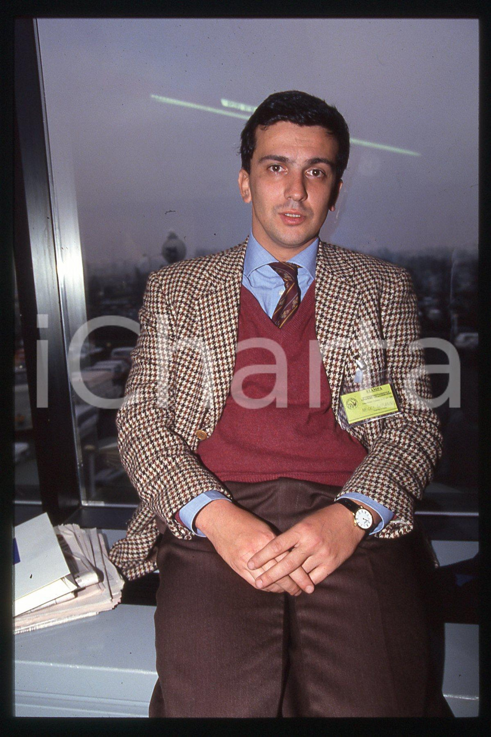 35mm vintage slide* 1990 ca ITALIA - PSDI Giovanni NEGRI Politico (58)  Diapositiva d'epoca, in formato 35 mm.CONDIZIONI: GOODE' severamente vietata la riproduzione. Tutti i diritti sono riservati.Nella diapositiva ICharta mette in vendita, sul negozio eBay e in esclusiva sul sito "icharta" il proprio archivio composto da numerose diapositive e negativi fotografici d'epoca, tutti originali e autentici, che attraversano la storia del costume italiano tra gli la fine degli anni Sessanta e Novanta.Si tratta di uno sguardo inedito sull'attualit&agrave;, la politica, la vita quotidiana, il gossip e la cultura, che fotografa il cambiamento della nazione in quest'ultimo scorcio del XX secolo. Un'occasione unica per il mercato del collezionismo, che vede finalmente disponibile un archivio eccezionale per vastit&agrave;, tematiche e condizioni, in un settore (il negativo fotografico e la diapositiva) di assoluta novit&agrave; e dalle interessanti prospettive di investimento. GOOD/buono   originale e autentica 1