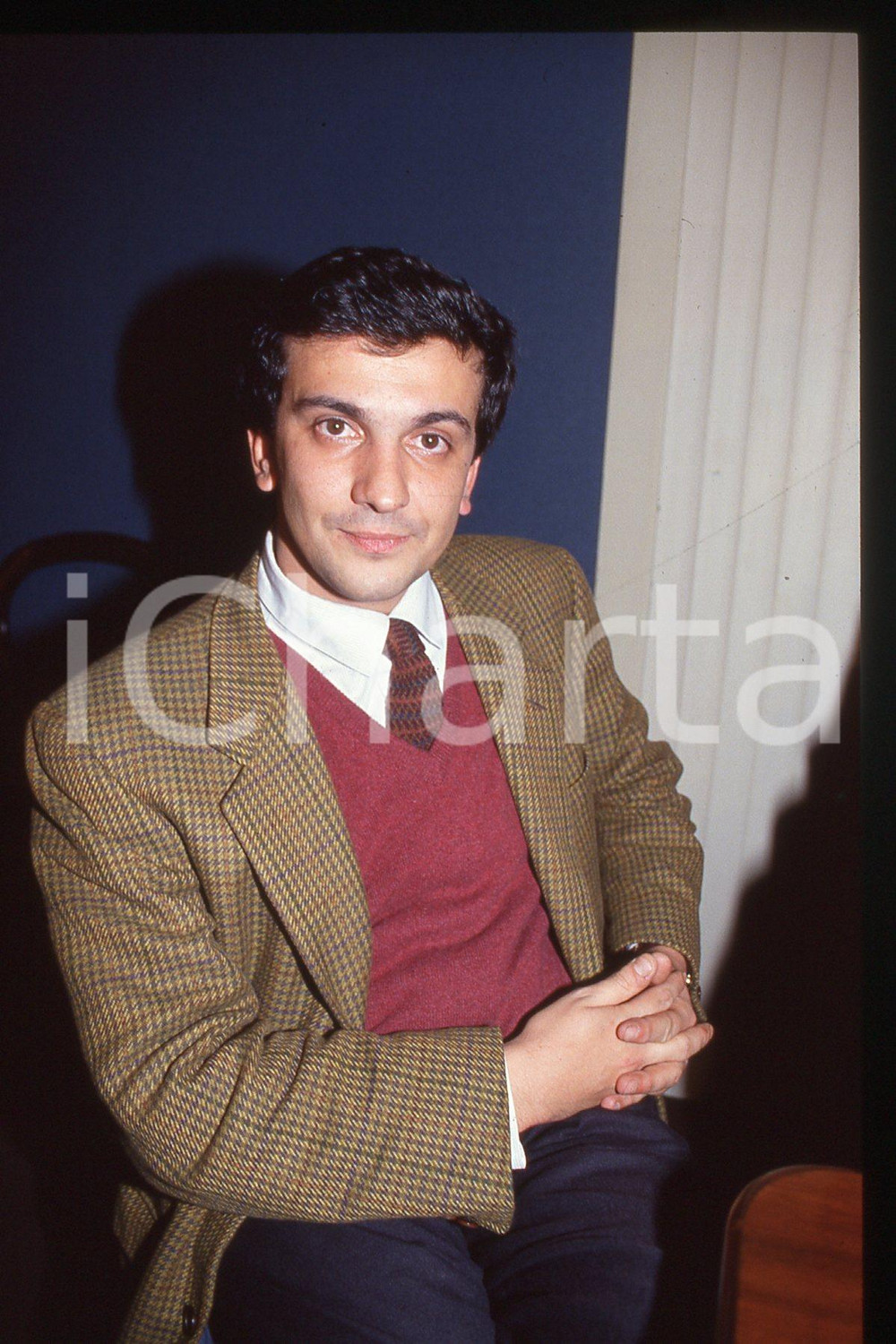 35mm vintage slide* 1990 ca ITALIA - PSDI Giovanni NEGRI Politico (59)  Diapositiva d'epoca, in formato 35 mm.CONDIZIONI: GOODE' severamente vietata la riproduzione. Tutti i diritti sono riservati.Nella diapositiva ICharta mette in vendita, sul negozio eBay e in esclusiva sul sito "icharta" il proprio archivio composto da numerose diapositive e negativi fotografici d'epoca, tutti originali e autentici, che attraversano la storia del costume italiano tra gli la fine degli anni Sessanta e Novanta.Si tratta di uno sguardo inedito sull'attualit&agrave;, la politica, la vita quotidiana, il gossip e la cultura, che fotografa il cambiamento della nazione in quest'ultimo scorcio del XX secolo. Un'occasione unica per il mercato del collezionismo, che vede finalmente disponibile un archivio eccezionale per vastit&agrave;, tematiche e condizioni, in un settore (il negativo fotografico e la diapositiva) di assoluta novit&agrave; e dalle interessanti prospettive di investimento. GOOD/buono   originale e autentica 1