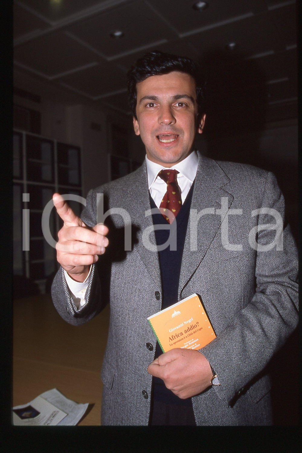 35mm vintage slide* 1990 ca ITALIA - PSDI Giovanni NEGRI Politico (60)  Diapositiva d'epoca, in formato 35 mm.CONDIZIONI: GOODE' severamente vietata la riproduzione. Tutti i diritti sono riservati.Nella diapositiva ICharta mette in vendita, sul negozio eBay e in esclusiva sul sito "icharta" il proprio archivio composto da numerose diapositive e negativi fotografici d'epoca, tutti originali e autentici, che attraversano la storia del costume italiano tra gli la fine degli anni Sessanta e Novanta.Si tratta di uno sguardo inedito sull'attualit&agrave;, la politica, la vita quotidiana, il gossip e la cultura, che fotografa il cambiamento della nazione in quest'ultimo scorcio del XX secolo. Un'occasione unica per il mercato del collezionismo, che vede finalmente disponibile un archivio eccezionale per vastit&agrave;, tematiche e condizioni, in un settore (il negativo fotografico e la diapositiva) di assoluta novit&agrave; e dalle interessanti prospettive di investimento. GOOD/buono   originale e autentica 1