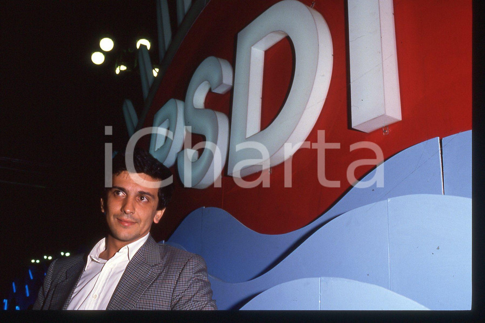 35mm vintage slide* 1990 ca ITALIA - PSDI Giovanni NEGRI Politico (62)  Diapositiva d'epoca, in formato 35 mm.CONDIZIONI: GOODE' severamente vietata la riproduzione. Tutti i diritti sono riservati.Nella diapositiva ICharta mette in vendita, sul negozio eBay e in esclusiva sul sito "icharta" il proprio archivio composto da numerose diapositive e negativi fotografici d'epoca, tutti originali e autentici, che attraversano la storia del costume italiano tra gli la fine degli anni Sessanta e Novanta.Si tratta di uno sguardo inedito sull'attualit&agrave;, la politica, la vita quotidiana, il gossip e la cultura, che fotografa il cambiamento della nazione in quest'ultimo scorcio del XX secolo. Un'occasione unica per il mercato del collezionismo, che vede finalmente disponibile un archivio eccezionale per vastit&agrave;, tematiche e condizioni, in un settore (il negativo fotografico e la diapositiva) di assoluta novit&agrave; e dalle interessanti prospettive di investimento. GOOD/buono   originale e autentica 1