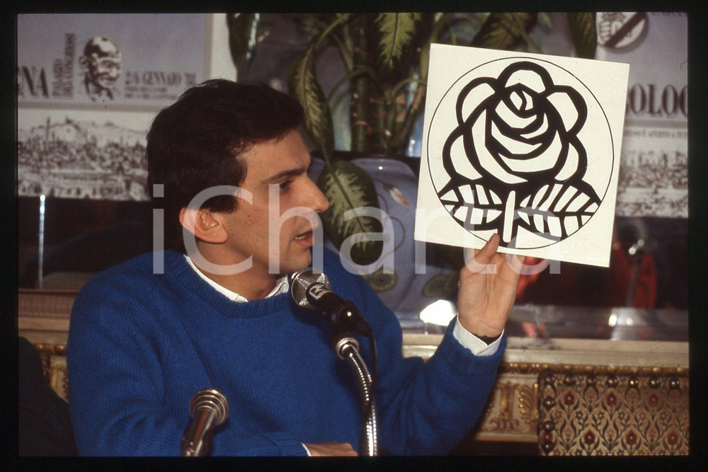 35mm vintage slide* 1990 ca PARTITO RADICALE Giovanni NEGRI Politico (63)  Diapositiva d'epoca, in formato 35 mm.CONDIZIONI: GOODE' severamente vietata la riproduzione. Tutti i diritti sono riservati.Nella diapositiva ICharta mette in vendita, sul negozio eBay e in esclusiva sul sito "icharta" il proprio archivio composto da numerose diapositive e negativi fotografici d'epoca, tutti originali e autentici, che attraversano la storia del costume italiano tra gli la fine degli anni Sessanta e Novanta.Si tratta di uno sguardo inedito sull'attualit&agrave;, la politica, la vita quotidiana, il gossip e la cultura, che fotografa il cambiamento della nazione in quest'ultimo scorcio del XX secolo. Un'occasione unica per il mercato del collezionismo, che vede finalmente disponibile un archivio eccezionale per vastit&agrave;, tematiche e condizioni, in un settore (il negativo fotografico e la diapositiva) di assoluta novit&agrave; e dalle interessanti prospettive di investimento. GOOD/buono   originale e autentica 1