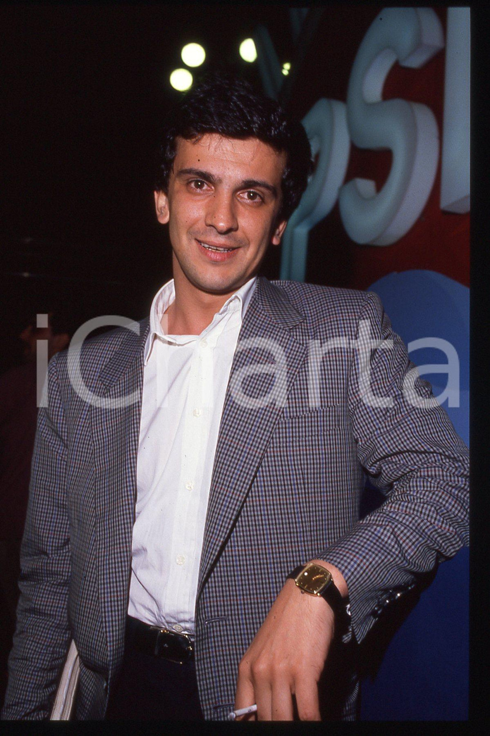 35mm vintage slide* 1990 ca ITALIA - PSDI Giovanni NEGRI Politico (64)  Diapositiva d'epoca, in formato 35 mm.CONDIZIONI: GOODE' severamente vietata la riproduzione. Tutti i diritti sono riservati.Nella diapositiva ICharta mette in vendita, sul negozio eBay e in esclusiva sul sito "icharta" il proprio archivio composto da numerose diapositive e negativi fotografici d'epoca, tutti originali e autentici, che attraversano la storia del costume italiano tra gli la fine degli anni Sessanta e Novanta.Si tratta di uno sguardo inedito sull'attualit&agrave;, la politica, la vita quotidiana, il gossip e la cultura, che fotografa il cambiamento della nazione in quest'ultimo scorcio del XX secolo. Un'occasione unica per il mercato del collezionismo, che vede finalmente disponibile un archivio eccezionale per vastit&agrave;, tematiche e condizioni, in un settore (il negativo fotografico e la diapositiva) di assoluta novit&agrave; e dalle interessanti prospettive di investimento. GOOD/buono   originale e autentica 1