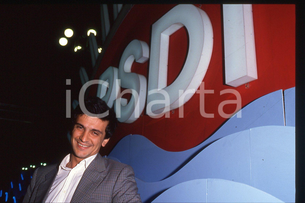 35mm vintage slide* 1990 ca ITALIA - PSDI Giovanni NEGRI Politico (65)  Diapositiva d'epoca, in formato 35 mm.CONDIZIONI: GOODE' severamente vietata la riproduzione. Tutti i diritti sono riservati.Nella diapositiva ICharta mette in vendita, sul negozio eBay e in esclusiva sul sito "icharta" il proprio archivio composto da numerose diapositive e negativi fotografici d'epoca, tutti originali e autentici, che attraversano la storia del costume italiano tra gli la fine degli anni Sessanta e Novanta.Si tratta di uno sguardo inedito sull'attualit&agrave;, la politica, la vita quotidiana, il gossip e la cultura, che fotografa il cambiamento della nazione in quest'ultimo scorcio del XX secolo. Un'occasione unica per il mercato del collezionismo, che vede finalmente disponibile un archivio eccezionale per vastit&agrave;, tematiche e condizioni, in un settore (il negativo fotografico e la diapositiva) di assoluta novit&agrave; e dalle interessanti prospettive di investimento. GOOD/buono   originale e autentica 1