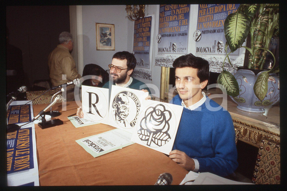 35mm vintage slide* 1990 ca PARTITO RADICALE Giovanni NEGRI politico (2)  Diapositiva d'epoca, in formato 35 mm.CONDIZIONI: GOODE' severamente vietata la riproduzione. Tutti i diritti sono riservati.Nella diapositiva ICharta mette in vendita, sul negozio eBay e in esclusiva sul sito "icharta" il proprio archivio composto da numerose diapositive e negativi fotografici d'epoca, tutti originali e autentici, che attraversano la storia del costume italiano tra gli la fine degli anni Sessanta e Novanta.Si tratta di uno sguardo inedito sull'attualit&agrave;, la politica, la vita quotidiana, il gossip e la cultura, che fotografa il cambiamento della nazione in quest'ultimo scorcio del XX secolo. Un'occasione unica per il mercato del collezionismo, che vede finalmente disponibile un archivio eccezionale per vastit&agrave;, tematiche e condizioni, in un settore (il negativo fotografico e la diapositiva) di assoluta novit&agrave; e dalle interessanti prospettive di investimento. GOOD/buono   originale e autentica 1