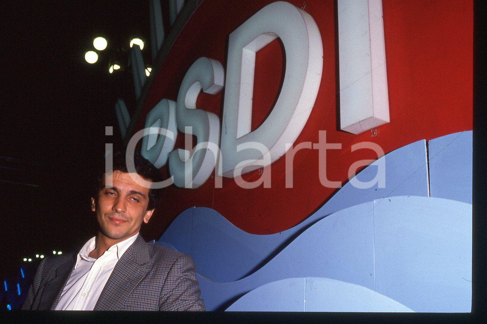 35mm vintage slide* 1990 ca ITALIA - PSDI Giovanni NEGRI Politico (68)  Diapositiva d'epoca, in formato 35 mm.CONDIZIONI: GOODE' severamente vietata la riproduzione. Tutti i diritti sono riservati.Nella diapositiva ICharta mette in vendita, sul negozio eBay e in esclusiva sul sito "icharta" il proprio archivio composto da numerose diapositive e negativi fotografici d'epoca, tutti originali e autentici, che attraversano la storia del costume italiano tra gli la fine degli anni Sessanta e Novanta.Si tratta di uno sguardo inedito sull'attualit&agrave;, la politica, la vita quotidiana, il gossip e la cultura, che fotografa il cambiamento della nazione in quest'ultimo scorcio del XX secolo. Un'occasione unica per il mercato del collezionismo, che vede finalmente disponibile un archivio eccezionale per vastit&agrave;, tematiche e condizioni, in un settore (il negativo fotografico e la diapositiva) di assoluta novit&agrave; e dalle interessanti prospettive di investimento. GOOD/buono   originale e autentica 1