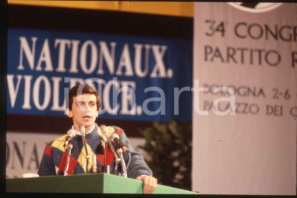 35mm vintage slide* 1990 ca PARTITO RADICALE Giovanni NEGRI al Congresso (2)  Diapositiva d'epoca, in formato 35 mm.CONDIZIONI: GOODE' severamente vietata la riproduzione. Tutti i diritti sono riservati.Nella diapositiva ICharta mette in vendita, sul negozio eBay e in esclusiva sul sito "icharta" il proprio archivio composto da numerose diapositive e negativi fotografici d'epoca, tutti originali e autentici, che attraversano la storia del costume italiano tra gli la fine degli anni Sessanta e Novanta.Si tratta di uno sguardo inedito sull'attualit&agrave;, la politica, la vita quotidiana, il gossip e la cultura, che fotografa il cambiamento della nazione in quest'ultimo scorcio del XX secolo. Un'occasione unica per il mercato del collezionismo, che vede finalmente disponibile un archivio eccezionale per vastit&agrave;, tematiche e condizioni, in un settore (il negativo fotografico e la diapositiva) di assoluta novit&agrave; e dalle interessanti prospettive di investimento. GOOD/buono   originale e autentica 1