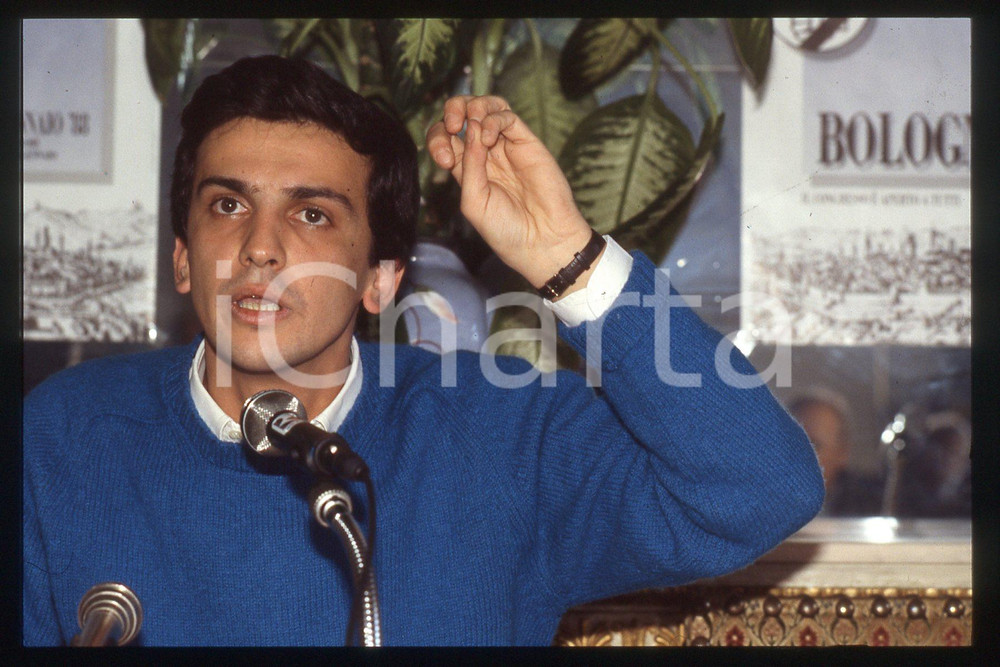 35mm vintage slide* 1990 ca PARTITO RADICALE Giovanni NEGRI Politico (73)  Diapositiva d'epoca, in formato 35 mm.CONDIZIONI: GOODE' severamente vietata la riproduzione. Tutti i diritti sono riservati.Nella diapositiva ICharta mette in vendita, sul negozio eBay e in esclusiva sul sito "icharta" il proprio archivio composto da numerose diapositive e negativi fotografici d'epoca, tutti originali e autentici, che attraversano la storia del costume italiano tra gli la fine degli anni Sessanta e Novanta.Si tratta di uno sguardo inedito sull'attualit&agrave;, la politica, la vita quotidiana, il gossip e la cultura, che fotografa il cambiamento della nazione in quest'ultimo scorcio del XX secolo. Un'occasione unica per il mercato del collezionismo, che vede finalmente disponibile un archivio eccezionale per vastit&agrave;, tematiche e condizioni, in un settore (il negativo fotografico e la diapositiva) di assoluta novit&agrave; e dalle interessanti prospettive di investimento. GOOD/buono   originale e autentica 1