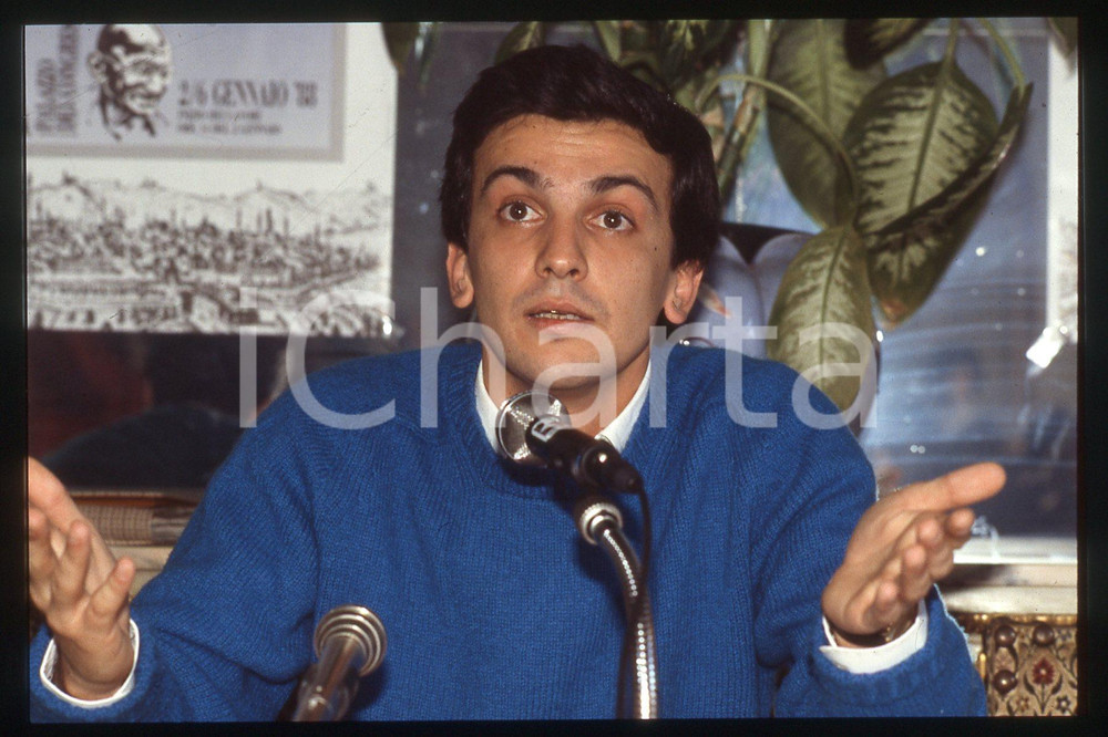 35mm vintage slide* 1990 ca PARTITO RADICALE Giovanni NEGRI Politico (74)  Diapositiva d'epoca, in formato 35 mm.CONDIZIONI: GOODE' severamente vietata la riproduzione. Tutti i diritti sono riservati.Nella diapositiva ICharta mette in vendita, sul negozio eBay e in esclusiva sul sito "icharta" il proprio archivio composto da numerose diapositive e negativi fotografici d'epoca, tutti originali e autentici, che attraversano la storia del costume italiano tra gli la fine degli anni Sessanta e Novanta.Si tratta di uno sguardo inedito sull'attualit&agrave;, la politica, la vita quotidiana, il gossip e la cultura, che fotografa il cambiamento della nazione in quest'ultimo scorcio del XX secolo. Un'occasione unica per il mercato del collezionismo, che vede finalmente disponibile un archivio eccezionale per vastit&agrave;, tematiche e condizioni, in un settore (il negativo fotografico e la diapositiva) di assoluta novit&agrave; e dalle interessanti prospettive di investimento. FAIR/discreto   originale e autentica 1