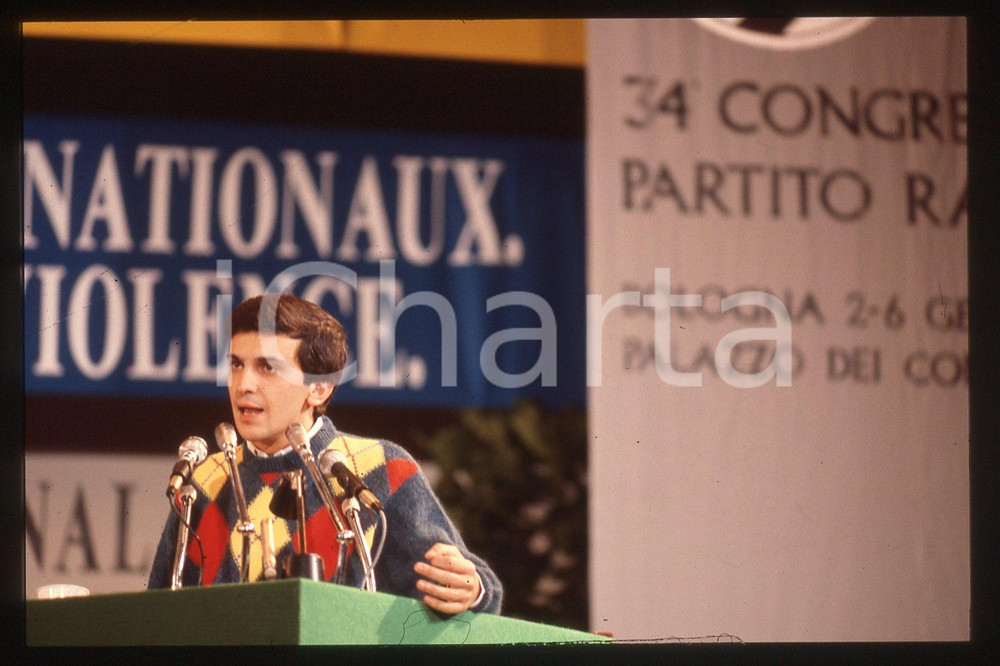 35mm vintage slide* 1990 ca PARTITO RADICALE Giovanni NEGRI al Congresso (3)  Diapositiva d'epoca, in formato 35 mm.CONDIZIONI: GOODE' severamente vietata la riproduzione. Tutti i diritti sono riservati.Nella diapositiva ICharta mette in vendita, sul negozio eBay e in esclusiva sul sito "icharta" il proprio archivio composto da numerose diapositive e negativi fotografici d'epoca, tutti originali e autentici, che attraversano la storia del costume italiano tra gli la fine degli anni Sessanta e Novanta.Si tratta di uno sguardo inedito sull'attualit&agrave;, la politica, la vita quotidiana, il gossip e la cultura, che fotografa il cambiamento della nazione in quest'ultimo scorcio del XX secolo. Un'occasione unica per il mercato del collezionismo, che vede finalmente disponibile un archivio eccezionale per vastit&agrave;, tematiche e condizioni, in un settore (il negativo fotografico e la diapositiva) di assoluta novit&agrave; e dalle interessanti prospettive di investimento. GOOD/buono   originale e autentica 1