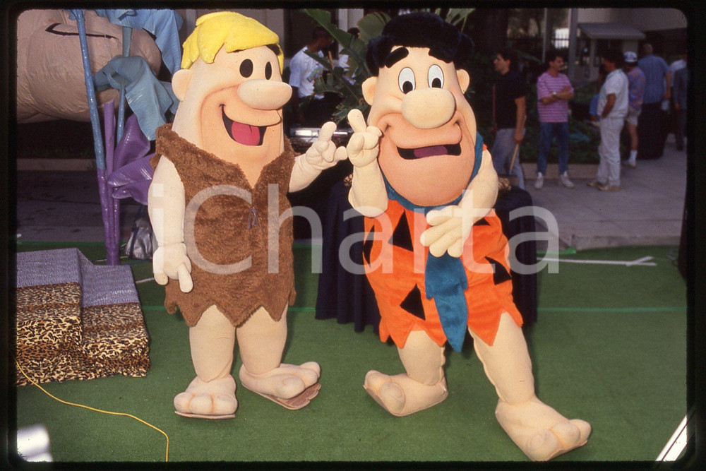 35mm vintage slide* 1990 HOLLYWOOD - THE FLINTSTONES 30° birthday party (1)  Diapositiva d'epoca, in formato 35 mm.CONDIZIONI: GOODE' severamente vietata la riproduzione. Tutti i diritti sono riservati.Nella diapositiva ICharta mette in vendita, sul negozio eBay e in esclusiva sul sito "icharta" il proprio archivio composto da numerose diapositive e negativi fotografici d'epoca, tutti originali e autentici, che attraversano la storia del costume italiano tra gli la fine degli anni Sessanta e Novanta.Si tratta di uno sguardo inedito sull'attualit&agrave;, la politica, la vita quotidiana, il gossip e la cultura, che fotografa il cambiamento della nazione in quest'ultimo scorcio del XX secolo. Un'occasione unica per il mercato del collezionismo, che vede finalmente disponibile un archivio eccezionale per vastit&agrave;, tematiche e condizioni, in un settore (il negativo fotografico e la diapositiva) di assoluta novit&agrave; e dalle interessanti prospettive di investimento. GOOD/buono   originale e autentica 1