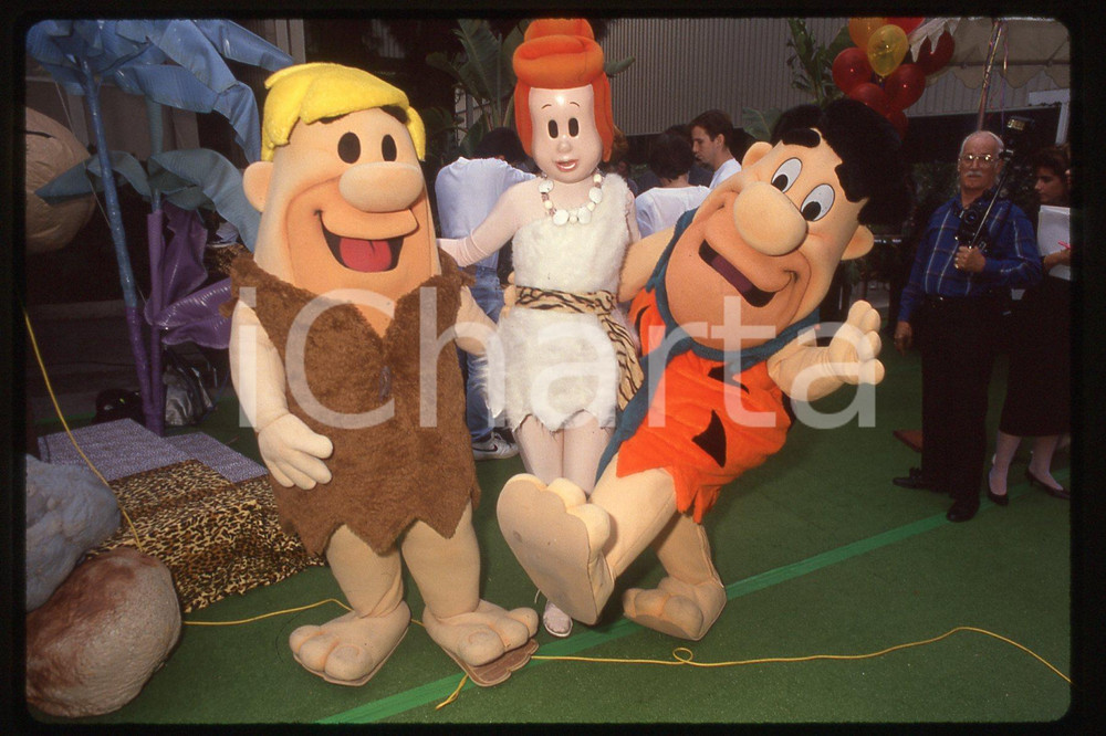 35mm vintage slide* 1990 HOLLYWOOD - THE FLINTSTONES 30° birthday party (4)  Diapositiva d'epoca, in formato 35 mm.CONDIZIONI: GOODE' severamente vietata la riproduzione. Tutti i diritti sono riservati.Nella diapositiva ICharta mette in vendita, sul negozio eBay e in esclusiva sul sito "icharta" il proprio archivio composto da numerose diapositive e negativi fotografici d'epoca, tutti originali e autentici, che attraversano la storia del costume italiano tra gli la fine degli anni Sessanta e Novanta.Si tratta di uno sguardo inedito sull'attualit&agrave;, la politica, la vita quotidiana, il gossip e la cultura, che fotografa il cambiamento della nazione in quest'ultimo scorcio del XX secolo. Un'occasione unica per il mercato del collezionismo, che vede finalmente disponibile un archivio eccezionale per vastit&agrave;, tematiche e condizioni, in un settore (il negativo fotografico e la diapositiva) di assoluta novit&agrave; e dalle interessanti prospettive di investimento. GOOD/buono   originale e autentica 1