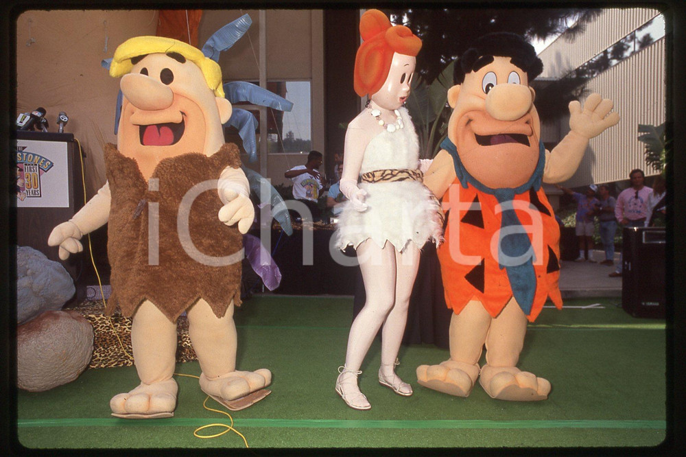 35mm vintage slide* 1990 HOLLYWOOD - THE FLINTSTONES 30° birthday party (5)  Diapositiva d'epoca, in formato 35 mm.CONDIZIONI: GOODE' severamente vietata la riproduzione. Tutti i diritti sono riservati.Nella diapositiva ICharta mette in vendita, sul negozio eBay e in esclusiva sul sito "icharta" il proprio archivio composto da numerose diapositive e negativi fotografici d'epoca, tutti originali e autentici, che attraversano la storia del costume italiano tra gli la fine degli anni Sessanta e Novanta.Si tratta di uno sguardo inedito sull'attualit&agrave;, la politica, la vita quotidiana, il gossip e la cultura, che fotografa il cambiamento della nazione in quest'ultimo scorcio del XX secolo. Un'occasione unica per il mercato del collezionismo, che vede finalmente disponibile un archivio eccezionale per vastit&agrave;, tematiche e condizioni, in un settore (il negativo fotografico e la diapositiva) di assoluta novit&agrave; e dalle interessanti prospettive di investimento. GOOD/buono   originale e autentica 1