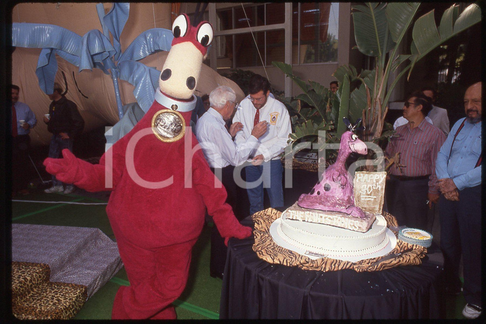 35mm vintage slide* 1990 HOLLYWOOD - THE FLINTSTONES 30° birthday party (8)  Diapositiva d'epoca, in formato 35 mm.CONDIZIONI: GOODE' severamente vietata la riproduzione. Tutti i diritti sono riservati.Nella diapositiva ICharta mette in vendita, sul negozio eBay e in esclusiva sul sito "icharta" il proprio archivio composto da numerose diapositive e negativi fotografici d'epoca, tutti originali e autentici, che attraversano la storia del costume italiano tra gli la fine degli anni Sessanta e Novanta.Si tratta di uno sguardo inedito sull'attualit&agrave;, la politica, la vita quotidiana, il gossip e la cultura, che fotografa il cambiamento della nazione in quest'ultimo scorcio del XX secolo. Un'occasione unica per il mercato del collezionismo, che vede finalmente disponibile un archivio eccezionale per vastit&agrave;, tematiche e condizioni, in un settore (il negativo fotografico e la diapositiva) di assoluta novit&agrave; e dalle interessanti prospettive di investimento. GOOD/buono   originale e autentica 1
