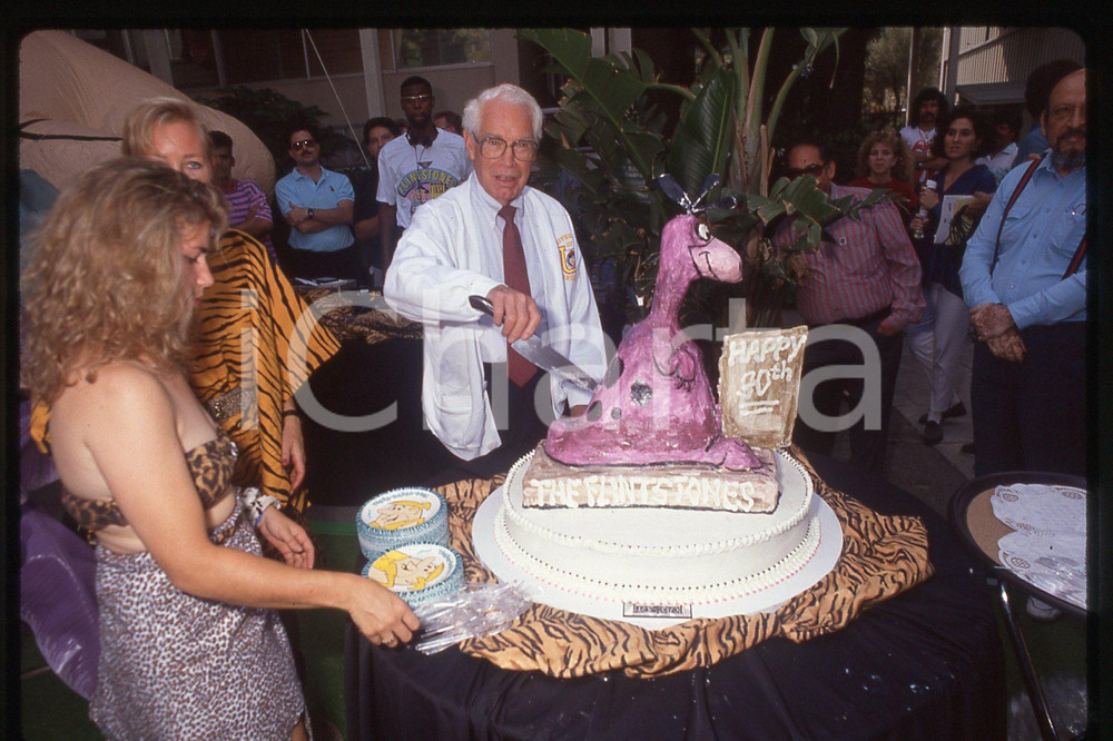 35mm vintage slide* 1990 HOLLYWOOD Bill HANNAH at FLINTSTONES 30° birthday party  Diapositiva d'epoca, in formato 35 mm.CONDIZIONI: GOODE' severamente vietata la riproduzione. Tutti i diritti sono riservati.Nella diapositiva ICharta mette in vendita, sul negozio eBay e in esclusiva sul sito "icharta" il proprio archivio composto da numerose diapositive e negativi fotografici d'epoca, tutti originali e autentici, che attraversano la storia del costume italiano tra gli la fine degli anni Sessanta e Novanta.Si tratta di uno sguardo inedito sull'attualit&agrave;, la politica, la vita quotidiana, il gossip e la cultura, che fotografa il cambiamento della nazione in quest'ultimo scorcio del XX secolo. Un'occasione unica per il mercato del collezionismo, che vede finalmente disponibile un archivio eccezionale per vastit&agrave;, tematiche e condizioni, in un settore (il negativo fotografico e la diapositiva) di assoluta novit&agrave; e dalle interessanti prospettive di investimento. GOOD/buono   originale e autentica 1