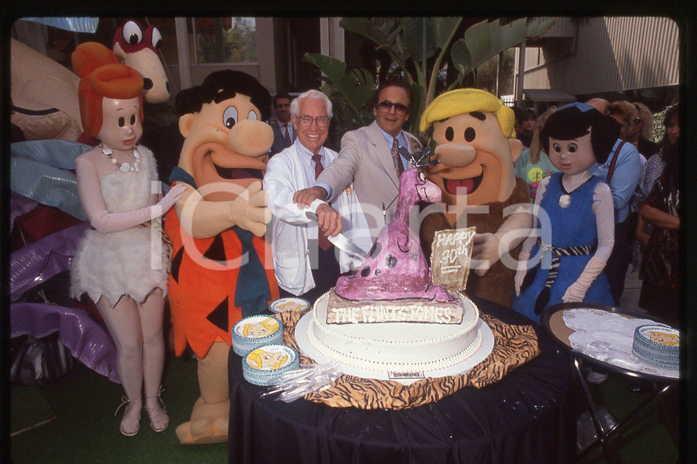 35mm vintage slide* 1990 HOLLYWOOD Bill HANNAH Joe BARBERA FLINTSTONES birthday  Diapositiva d'epoca, in formato 35 mm.CONDIZIONI: GOODE' severamente vietata la riproduzione. Tutti i diritti sono riservati.Nella diapositiva ICharta mette in vendita, sul negozio eBay e in esclusiva sul sito "icharta" il proprio archivio composto da numerose diapositive e negativi fotografici d'epoca, tutti originali e autentici, che attraversano la storia del costume italiano tra gli la fine degli anni Sessanta e Novanta.Si tratta di uno sguardo inedito sull'attualit&agrave;, la politica, la vita quotidiana, il gossip e la cultura, che fotografa il cambiamento della nazione in quest'ultimo scorcio del XX secolo. Un'occasione unica per il mercato del collezionismo, che vede finalmente disponibile un archivio eccezionale per vastit&agrave;, tematiche e condizioni, in un settore (il negativo fotografico e la diapositiva) di assoluta novit&agrave; e dalle interessanti prospettive di investimento. GOOD/buono   originale e autentica 1