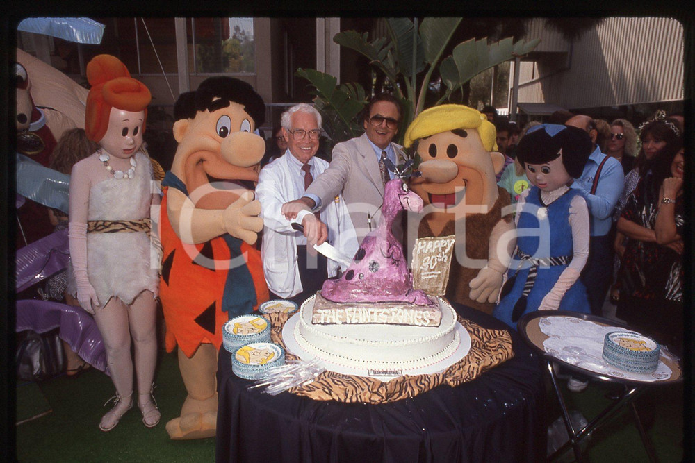 35mm vintage slide* 1990 HOLLYWOOD Joe BARBERA Bill HANNAH FLINTSTONES birthday  Diapositiva d'epoca, in formato 35 mm.CONDIZIONI: GOODE' severamente vietata la riproduzione. Tutti i diritti sono riservati.Nella diapositiva ICharta mette in vendita, sul negozio eBay e in esclusiva sul sito "icharta" il proprio archivio composto da numerose diapositive e negativi fotografici d'epoca, tutti originali e autentici, che attraversano la storia del costume italiano tra gli la fine degli anni Sessanta e Novanta.Si tratta di uno sguardo inedito sull'attualit&agrave;, la politica, la vita quotidiana, il gossip e la cultura, che fotografa il cambiamento della nazione in quest'ultimo scorcio del XX secolo. Un'occasione unica per il mercato del collezionismo, che vede finalmente disponibile un archivio eccezionale per vastit&agrave;, tematiche e condizioni, in un settore (il negativo fotografico e la diapositiva) di assoluta novit&agrave; e dalle interessanti prospettive di investimento. GOOD/buono   originale e autentica 1