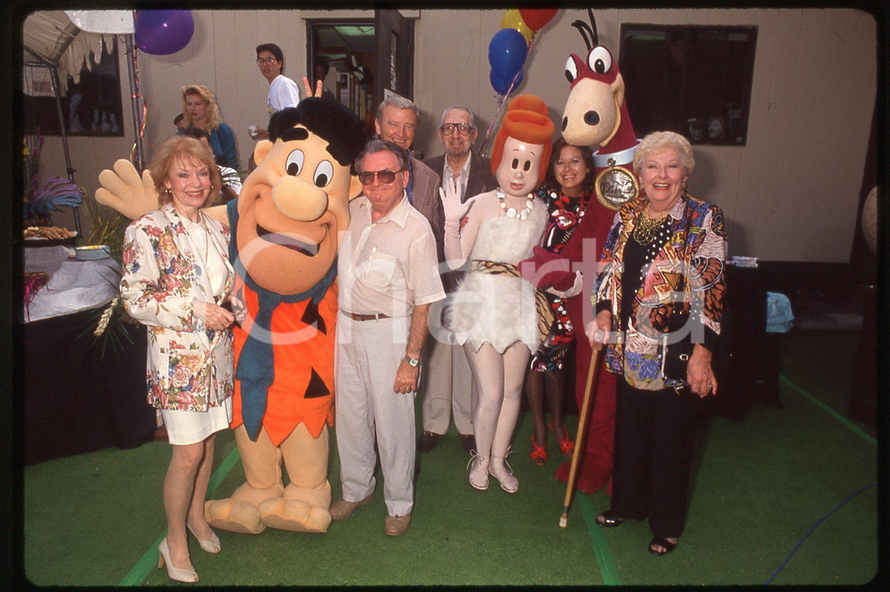 35mm vintage slide* 1990 HOLLYWOOD Voice cast at FLINTSTONES 30° birthday party  Diapositiva d'epoca, in formato 35 mm.CONDIZIONI: GOODE' severamente vietata la riproduzione. Tutti i diritti sono riservati.Nella diapositiva ICharta mette in vendita, sul negozio eBay e in esclusiva sul sito "icharta" il proprio archivio composto da numerose diapositive e negativi fotografici d'epoca, tutti originali e autentici, che attraversano la storia del costume italiano tra gli la fine degli anni Sessanta e Novanta.Si tratta di uno sguardo inedito sull'attualit&agrave;, la politica, la vita quotidiana, il gossip e la cultura, che fotografa il cambiamento della nazione in quest'ultimo scorcio del XX secolo. Un'occasione unica per il mercato del collezionismo, che vede finalmente disponibile un archivio eccezionale per vastit&agrave;, tematiche e condizioni, in un settore (il negativo fotografico e la diapositiva) di assoluta novit&agrave; e dalle interessanti prospettive di investimento. GOOD/buono   originale e autentica 1