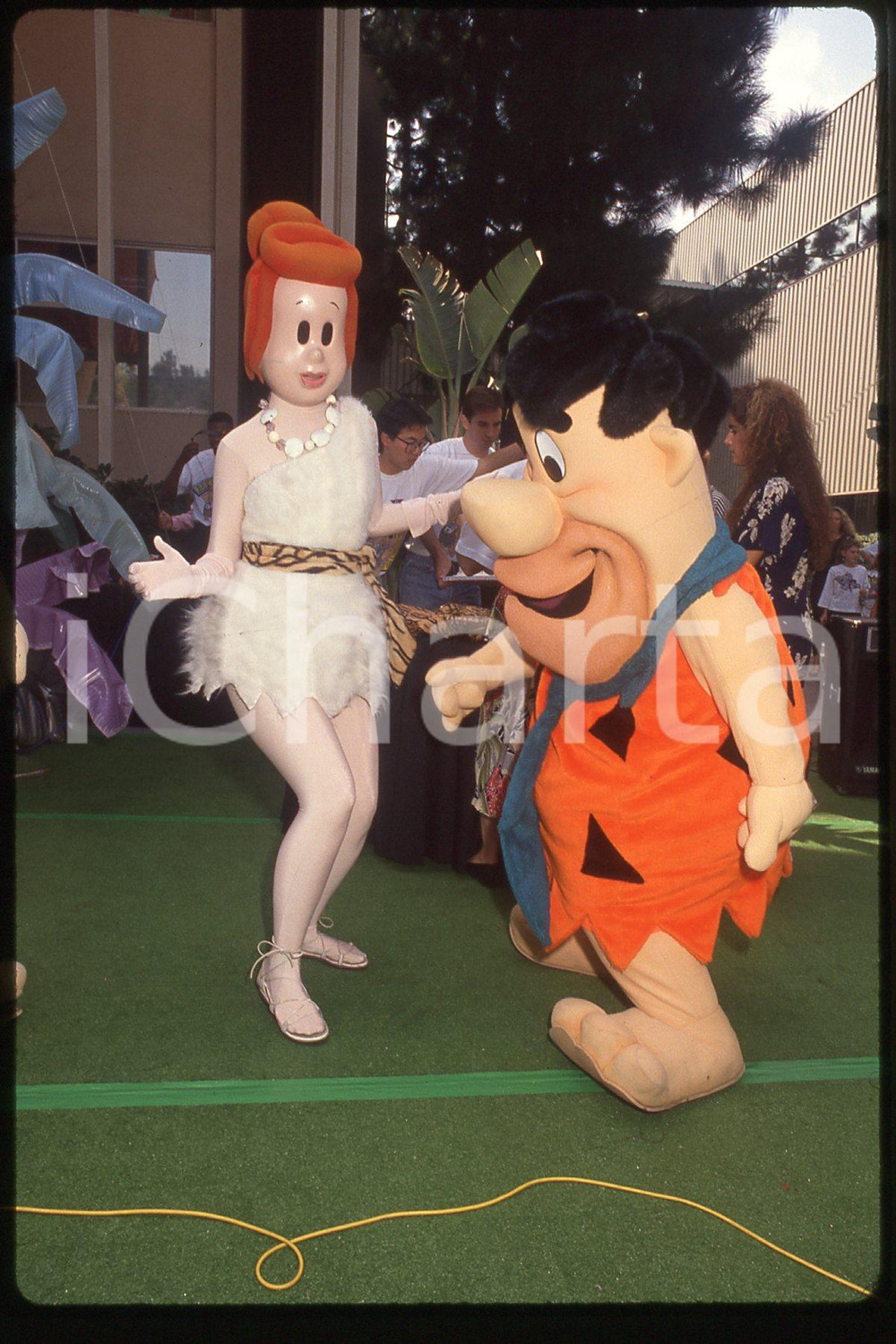 35mm vintage slide* 1990 HOLLYWOOD - THE FLINTSTONES 30° birthday party (9)  Diapositiva d'epoca, in formato 35 mm.CONDIZIONI: GOODE' severamente vietata la riproduzione. Tutti i diritti sono riservati.Nella diapositiva ICharta mette in vendita, sul negozio eBay e in esclusiva sul sito "icharta" il proprio archivio composto da numerose diapositive e negativi fotografici d'epoca, tutti originali e autentici, che attraversano la storia del costume italiano tra gli la fine degli anni Sessanta e Novanta.Si tratta di uno sguardo inedito sull'attualit&agrave;, la politica, la vita quotidiana, il gossip e la cultura, che fotografa il cambiamento della nazione in quest'ultimo scorcio del XX secolo. Un'occasione unica per il mercato del collezionismo, che vede finalmente disponibile un archivio eccezionale per vastit&agrave;, tematiche e condizioni, in un settore (il negativo fotografico e la diapositiva) di assoluta novit&agrave; e dalle interessanti prospettive di investimento. GOOD/buono   originale e autentica 1