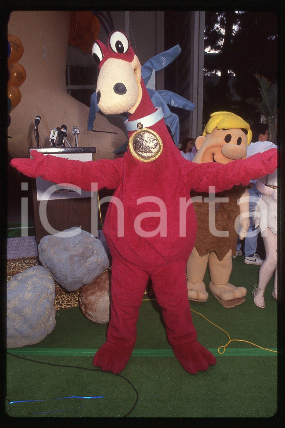 35mm vintage slide* 1990 HOLLYWOOD - THE FLINTSTONES 30° birthday party (10)  Diapositiva d'epoca, in formato 35 mm.CONDIZIONI: GOODE' severamente vietata la riproduzione. Tutti i diritti sono riservati.Nella diapositiva ICharta mette in vendita, sul negozio eBay e in esclusiva sul sito "icharta" il proprio archivio composto da numerose diapositive e negativi fotografici d'epoca, tutti originali e autentici, che attraversano la storia del costume italiano tra gli la fine degli anni Sessanta e Novanta.Si tratta di uno sguardo inedito sull'attualit&agrave;, la politica, la vita quotidiana, il gossip e la cultura, che fotografa il cambiamento della nazione in quest'ultimo scorcio del XX secolo. Un'occasione unica per il mercato del collezionismo, che vede finalmente disponibile un archivio eccezionale per vastit&agrave;, tematiche e condizioni, in un settore (il negativo fotografico e la diapositiva) di assoluta novit&agrave; e dalle interessanti prospettive di investimento. GOOD/buono   originale e autentica 1