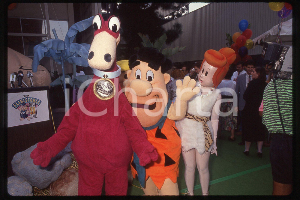 35mm vintage slide* 1990 HOLLYWOOD - THE FLINTSTONES 30° birthday party (11)  Diapositiva d'epoca, in formato 35 mm.CONDIZIONI: GOODE' severamente vietata la riproduzione. Tutti i diritti sono riservati.Nella diapositiva ICharta mette in vendita, sul negozio eBay e in esclusiva sul sito "icharta" il proprio archivio composto da numerose diapositive e negativi fotografici d'epoca, tutti originali e autentici, che attraversano la storia del costume italiano tra gli la fine degli anni Sessanta e Novanta.Si tratta di uno sguardo inedito sull'attualit&agrave;, la politica, la vita quotidiana, il gossip e la cultura, che fotografa il cambiamento della nazione in quest'ultimo scorcio del XX secolo. Un'occasione unica per il mercato del collezionismo, che vede finalmente disponibile un archivio eccezionale per vastit&agrave;, tematiche e condizioni, in un settore (il negativo fotografico e la diapositiva) di assoluta novit&agrave; e dalle interessanti prospettive di investimento. GOOD/buono   originale e autentica 1