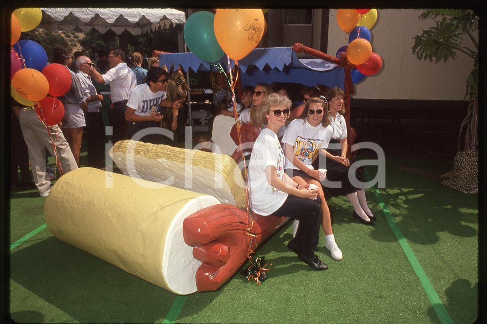 35mm vintage slide* 1990 HOLLYWOOD - THE FLINTSTONES 30° birthday party (13)  Diapositiva d'epoca, in formato 35 mm.CONDIZIONI: GOODE' severamente vietata la riproduzione. Tutti i diritti sono riservati.Nella diapositiva ICharta mette in vendita, sul negozio eBay e in esclusiva sul sito "icharta" il proprio archivio composto da numerose diapositive e negativi fotografici d'epoca, tutti originali e autentici, che attraversano la storia del costume italiano tra gli la fine degli anni Sessanta e Novanta.Si tratta di uno sguardo inedito sull'attualit&agrave;, la politica, la vita quotidiana, il gossip e la cultura, che fotografa il cambiamento della nazione in quest'ultimo scorcio del XX secolo. Un'occasione unica per il mercato del collezionismo, che vede finalmente disponibile un archivio eccezionale per vastit&agrave;, tematiche e condizioni, in un settore (il negativo fotografico e la diapositiva) di assoluta novit&agrave; e dalle interessanti prospettive di investimento. GOOD/buono   originale e autentica 1