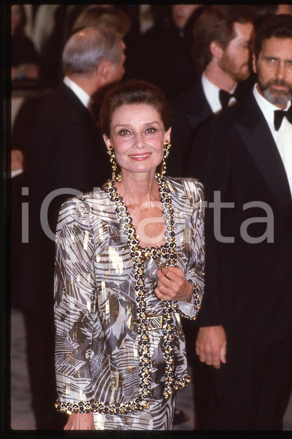 35mm vintage slide* 1985 ca CINEMA Audrey HEPBURN and Rob WOLDERS (1)  Diapositiva d'epoca, in formato 35 mm.CONDIZIONI: GOODE' severamente vietata la riproduzione. Tutti i diritti sono riservati.Nella diapositiva ICharta mette in vendita, sul negozio eBay e in esclusiva sul sito "icharta" il proprio archivio composto da numerose diapositive e negativi fotografici d'epoca, tutti originali e autentici, che attraversano la storia del costume italiano tra gli la fine degli anni Sessanta e Novanta.Si tratta di uno sguardo inedito sull'attualit&agrave;, la politica, la vita quotidiana, il gossip e la cultura, che fotografa il cambiamento della nazione in quest'ultimo scorcio del XX secolo. Un'occasione unica per il mercato del collezionismo, che vede finalmente disponibile un archivio eccezionale per vastit&agrave;, tematiche e condizioni, in un settore (il negativo fotografico e la diapositiva) di assoluta novit&agrave; e dalle interessanti prospettive di investimento. GOOD/buono   originale e autentica 1