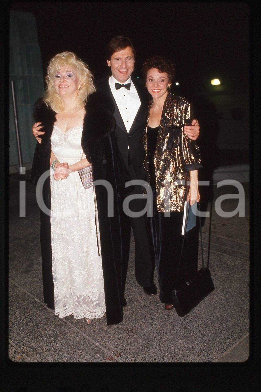 35mm vintage slide* 1985 ca CINEMA, Renée TAYLOR Joseph BOLOGNA Valerie HARPER  Diapositiva d'epoca, in formato 35 mm.CONDIZIONI: GOODE' severamente vietata la riproduzione. Tutti i diritti sono riservati.Nella diapositiva ICharta mette in vendita, sul negozio eBay e in esclusiva sul sito "icharta" il proprio archivio composto da numerose diapositive e negativi fotografici d'epoca, tutti originali e autentici, che attraversano la storia del costume italiano tra gli la fine degli anni Sessanta e Novanta.Si tratta di uno sguardo inedito sull'attualit&agrave;, la politica, la vita quotidiana, il gossip e la cultura, che fotografa il cambiamento della nazione in quest'ultimo scorcio del XX secolo. Un'occasione unica per il mercato del collezionismo, che vede finalmente disponibile un archivio eccezionale per vastit&agrave;, tematiche e condizioni, in un settore (il negativo fotografico e la diapositiva) di assoluta novit&agrave; e dalle interessanti prospettive di investimento. GOOD/buono   originale e autentica 1