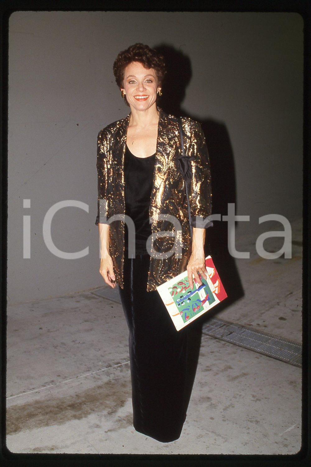 35mm vintage slide* 1987 CINEMA Valerie HARPER Actress  Diapositiva d'epoca, in formato 35 mm.CONDIZIONI: GOODE' severamente vietata la riproduzione. Tutti i diritti sono riservati.Nella diapositiva ICharta mette in vendita, sul negozio eBay e in esclusiva sul sito "icharta" il proprio archivio composto da numerose diapositive e negativi fotografici d'epoca, tutti originali e autentici, che attraversano la storia del costume italiano tra gli la fine degli anni Sessanta e Novanta.Si tratta di uno sguardo inedito sull'attualit&agrave;, la politica, la vita quotidiana, il gossip e la cultura, che fotografa il cambiamento della nazione in quest'ultimo scorcio del XX secolo. Un'occasione unica per il mercato del collezionismo, che vede finalmente disponibile un archivio eccezionale per vastit&agrave;, tematiche e condizioni, in un settore (il negativo fotografico e la diapositiva) di assoluta novit&agrave; e dalle interessanti prospettive di investimento. GOOD/buono   originale e autentica 1