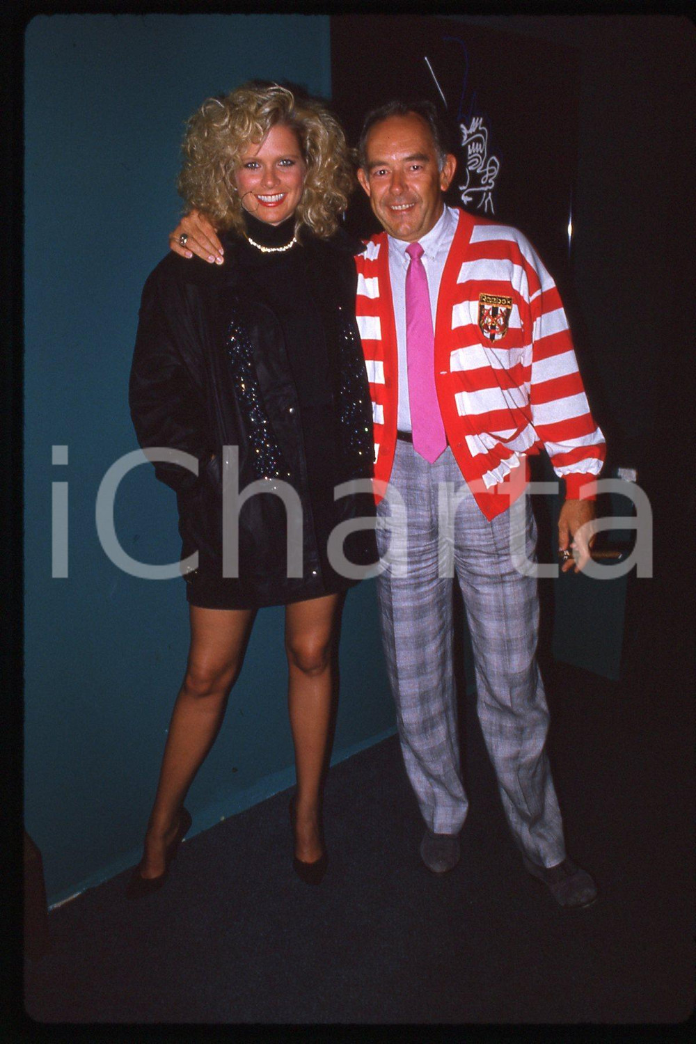 35mm vintage slide* 1987 CINEMA Robin LEACH and Judy HEDFORD  Diapositiva d'epoca, in formato 35 mm.CONDIZIONI: GOODE' severamente vietata la riproduzione. Tutti i diritti sono riservati.Nella diapositiva ICharta mette in vendita, sul negozio eBay e in esclusiva sul sito "icharta" il proprio archivio composto da numerose diapositive e negativi fotografici d'epoca, tutti originali e autentici, che attraversano la storia del costume italiano tra gli la fine degli anni Sessanta e Novanta.Si tratta di uno sguardo inedito sull'attualit&agrave;, la politica, la vita quotidiana, il gossip e la cultura, che fotografa il cambiamento della nazione in quest'ultimo scorcio del XX secolo. Un'occasione unica per il mercato del collezionismo, che vede finalmente disponibile un archivio eccezionale per vastit&agrave;, tematiche e condizioni, in un settore (il negativo fotografico e la diapositiva) di assoluta novit&agrave; e dalle interessanti prospettive di investimento. GOOD/buono   originale e autentica 1