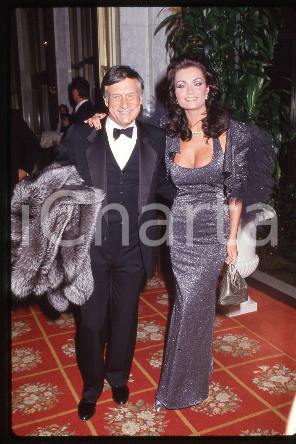 35mm vintage slide* 1985 ca USA - PLAYBOY Hugh HEFNER and Carie LEIGH  Diapositiva d'epoca, in formato 35 mm.CONDIZIONI: GOODE' severamente vietata la riproduzione. Tutti i diritti sono riservati.Nella diapositiva ICharta mette in vendita, sul negozio eBay e in esclusiva sul sito "icharta" il proprio archivio composto da numerose diapositive e negativi fotografici d'epoca, tutti originali e autentici, che attraversano la storia del costume italiano tra gli la fine degli anni Sessanta e Novanta.Si tratta di uno sguardo inedito sull'attualit&agrave;, la politica, la vita quotidiana, il gossip e la cultura, che fotografa il cambiamento della nazione in quest'ultimo scorcio del XX secolo. Un'occasione unica per il mercato del collezionismo, che vede finalmente disponibile un archivio eccezionale per vastit&agrave;, tematiche e condizioni, in un settore (il negativo fotografico e la diapositiva) di assoluta novit&agrave; e dalle interessanti prospettive di investimento. GOOD/buono   originale e autentica 1