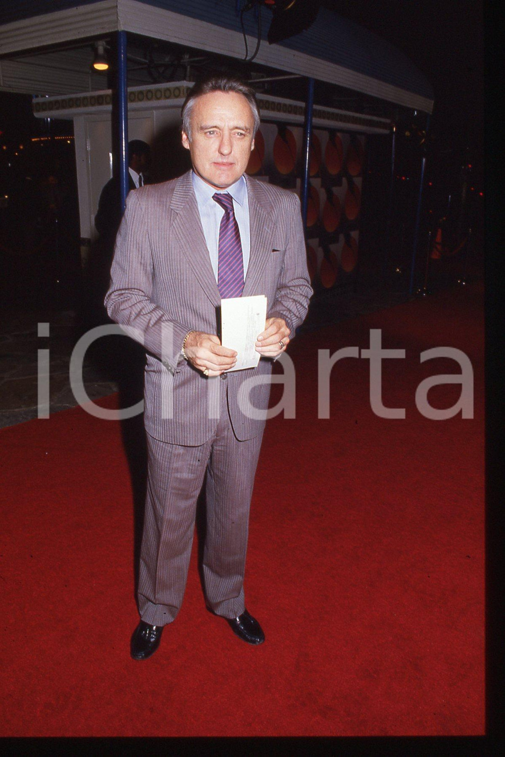 35mm vintage slide* 1985 ca CINEMA Dennis HOPPER Actor  Diapositiva d'epoca, in formato 35 mm.CONDIZIONI: GOODE' severamente vietata la riproduzione. Tutti i diritti sono riservati.Nella diapositiva ICharta mette in vendita, sul negozio eBay e in esclusiva sul sito "icharta" il proprio archivio composto da numerose diapositive e negativi fotografici d'epoca, tutti originali e autentici, che attraversano la storia del costume italiano tra gli la fine degli anni Sessanta e Novanta.Si tratta di uno sguardo inedito sull'attualit&agrave;, la politica, la vita quotidiana, il gossip e la cultura, che fotografa il cambiamento della nazione in quest'ultimo scorcio del XX secolo. Un'occasione unica per il mercato del collezionismo, che vede finalmente disponibile un archivio eccezionale per vastit&agrave;, tematiche e condizioni, in un settore (il negativo fotografico e la diapositiva) di assoluta novit&agrave; e dalle interessanti prospettive di investimento. GOOD/buono   originale e autentica 1