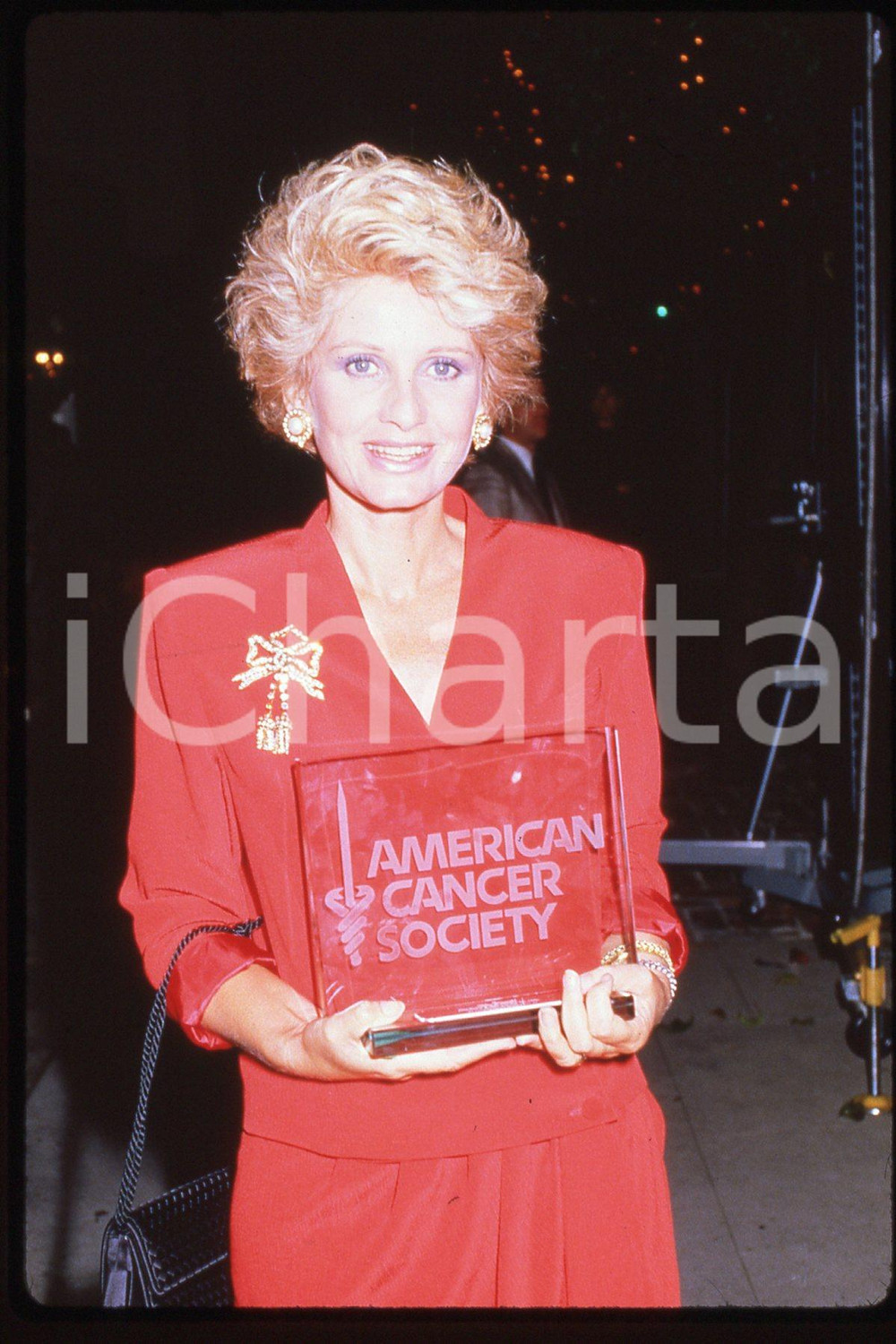 35mm vintage slide* 1987 USA - AMERICAN CANCER SOCIETY Jill IRELAND Actress  Diapositiva d'epoca, in formato 35 mm.CONDIZIONI: GOODE' severamente vietata la riproduzione. Tutti i diritti sono riservati.Nella diapositiva ICharta mette in vendita, sul negozio eBay e in esclusiva sul sito "icharta" il proprio archivio composto da numerose diapositive e negativi fotografici d'epoca, tutti originali e autentici, che attraversano la storia del costume italiano tra gli la fine degli anni Sessanta e Novanta.Si tratta di uno sguardo inedito sull'attualit&agrave;, la politica, la vita quotidiana, il gossip e la cultura, che fotografa il cambiamento della nazione in quest'ultimo scorcio del XX secolo. Un'occasione unica per il mercato del collezionismo, che vede finalmente disponibile un archivio eccezionale per vastit&agrave;, tematiche e condizioni, in un settore (il negativo fotografico e la diapositiva) di assoluta novit&agrave; e dalle interessanti prospettive di investimento. GOOD/buono   originale e autentica 1