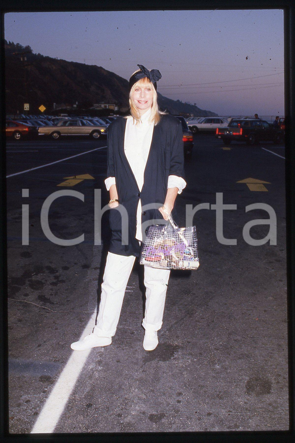 35mm vintage slide* 1986 CINEMA Sally KELLERMAN Actress  Diapositiva d'epoca, in formato 35 mm.CONDIZIONI: GOODE' severamente vietata la riproduzione. Tutti i diritti sono riservati.Nella diapositiva ICharta mette in vendita, sul negozio eBay e in esclusiva sul sito "icharta" il proprio archivio composto da numerose diapositive e negativi fotografici d'epoca, tutti originali e autentici, che attraversano la storia del costume italiano tra gli la fine degli anni Sessanta e Novanta.Si tratta di uno sguardo inedito sull'attualit&agrave;, la politica, la vita quotidiana, il gossip e la cultura, che fotografa il cambiamento della nazione in quest'ultimo scorcio del XX secolo. Un'occasione unica per il mercato del collezionismo, che vede finalmente disponibile un archivio eccezionale per vastit&agrave;, tematiche e condizioni, in un settore (il negativo fotografico e la diapositiva) di assoluta novit&agrave; e dalle interessanti prospettive di investimento. FAIR/discreto   originale e autentica 1