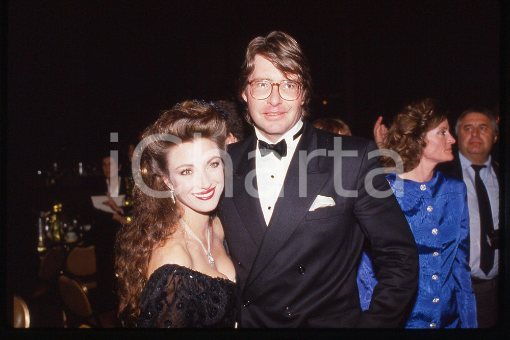 35mm vintage slide* 1987 CINEMA Actress Jane SEYMOUR and David FLYNN  Diapositiva d'epoca, in formato 35 mm.CONDIZIONI: GOODE' severamente vietata la riproduzione. Tutti i diritti sono riservati.Nella diapositiva ICharta mette in vendita, sul negozio eBay e in esclusiva sul sito "icharta" il proprio archivio composto da numerose diapositive e negativi fotografici d'epoca, tutti originali e autentici, che attraversano la storia del costume italiano tra gli la fine degli anni Sessanta e Novanta.Si tratta di uno sguardo inedito sull'attualit&agrave;, la politica, la vita quotidiana, il gossip e la cultura, che fotografa il cambiamento della nazione in quest'ultimo scorcio del XX secolo. Un'occasione unica per il mercato del collezionismo, che vede finalmente disponibile un archivio eccezionale per vastit&agrave;, tematiche e condizioni, in un settore (il negativo fotografico e la diapositiva) di assoluta novit&agrave; e dalle interessanti prospettive di investimento. GOOD/buono   originale e autentica 1