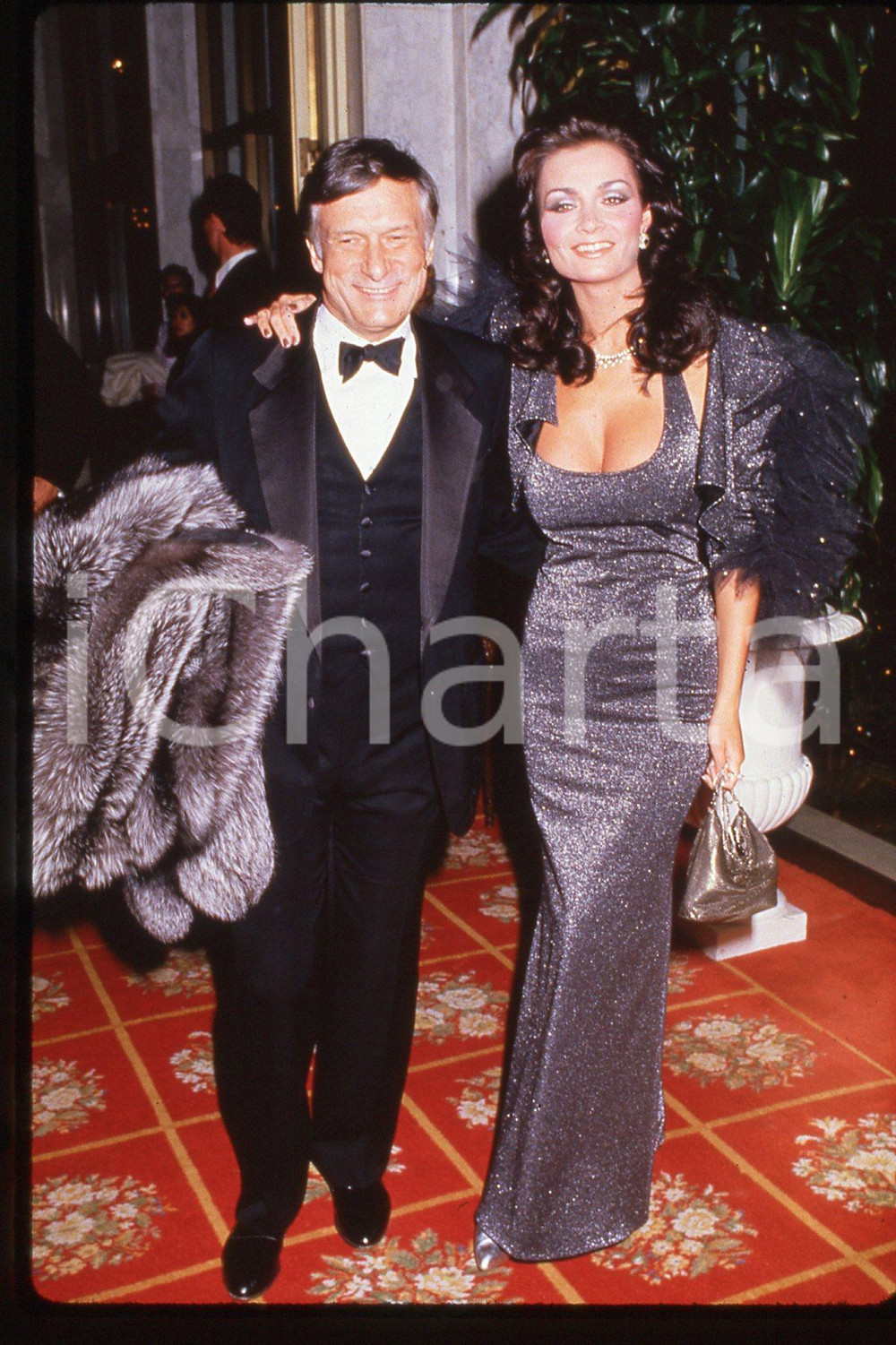 35mm vintage slide* 1985 ca USA - PLAYBOY Hugh HEFNER and Carie LEIGH (1)  Diapositiva d'epoca, in formato 35 mm.CONDIZIONI: GOODE' severamente vietata la riproduzione. Tutti i diritti sono riservati.Nella diapositiva ICharta mette in vendita, sul negozio eBay e in esclusiva sul sito "icharta" il proprio archivio composto da numerose diapositive e negativi fotografici d'epoca, tutti originali e autentici, che attraversano la storia del costume italiano tra gli la fine degli anni Sessanta e Novanta.Si tratta di uno sguardo inedito sull'attualit&agrave;, la politica, la vita quotidiana, il gossip e la cultura, che fotografa il cambiamento della nazione in quest'ultimo scorcio del XX secolo. Un'occasione unica per il mercato del collezionismo, che vede finalmente disponibile un archivio eccezionale per vastit&agrave;, tematiche e condizioni, in un settore (il negativo fotografico e la diapositiva) di assoluta novit&agrave; e dalle interessanti prospettive di investimento. GOOD/buono   originale e autentica 1
