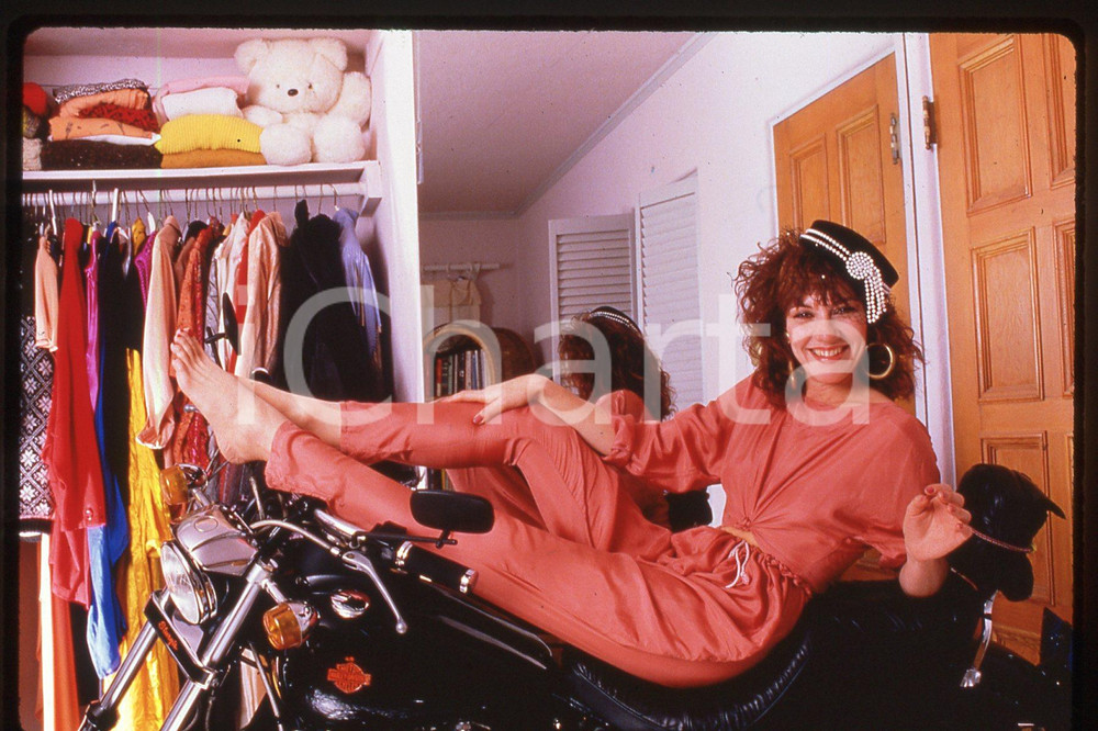 35mm vintage slide* 1987 CINEMA Actress Katey SAGAL on a motorbike  Diapositiva d'epoca, in formato 35 mm.CONDIZIONI: GOODE' severamente vietata la riproduzione. Tutti i diritti sono riservati.Nella diapositiva ICharta mette in vendita, sul negozio eBay e in esclusiva sul sito "icharta" il proprio archivio composto da numerose diapositive e negativi fotografici d'epoca, tutti originali e autentici, che attraversano la storia del costume italiano tra gli la fine degli anni Sessanta e Novanta.Si tratta di uno sguardo inedito sull'attualit&agrave;, la politica, la vita quotidiana, il gossip e la cultura, che fotografa il cambiamento della nazione in quest'ultimo scorcio del XX secolo. Un'occasione unica per il mercato del collezionismo, che vede finalmente disponibile un archivio eccezionale per vastit&agrave;, tematiche e condizioni, in un settore (il negativo fotografico e la diapositiva) di assoluta novit&agrave; e dalle interessanti prospettive di investimento. GOOD/buono   originale e autentica 1