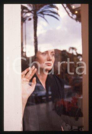 35mm vintage slide* 1985 ca ITALIA - MUSICA Gigliola CINQUETTI Ritratto (5)  Diapositiva d'epoca, in formato 35 mm.CONDIZIONI: GOODE' severamente vietata la riproduzione. Tutti i diritti sono riservati.Nella diapositiva ICharta mette in vendita, sul negozio eBay e in esclusiva sul sito "icharta" il proprio archivio composto da numerose diapositive e negativi fotografici d'epoca, tutti originali e autentici, che attraversano la storia del costume italiano tra gli la fine degli anni Sessanta e Novanta.Si tratta di uno sguardo inedito sull'attualit&agrave;, la politica, la vita quotidiana, il gossip e la cultura, che fotografa il cambiamento della nazione in quest'ultimo scorcio del XX secolo. Un'occasione unica per il mercato del collezionismo, che vede finalmente disponibile un archivio eccezionale per vastit&agrave;, tematiche e condizioni, in un settore (il negativo fotografico e la diapositiva) di assoluta novit&agrave; e dalle interessanti prospettive di investimento. GOOD/buono   originale e autentica 1