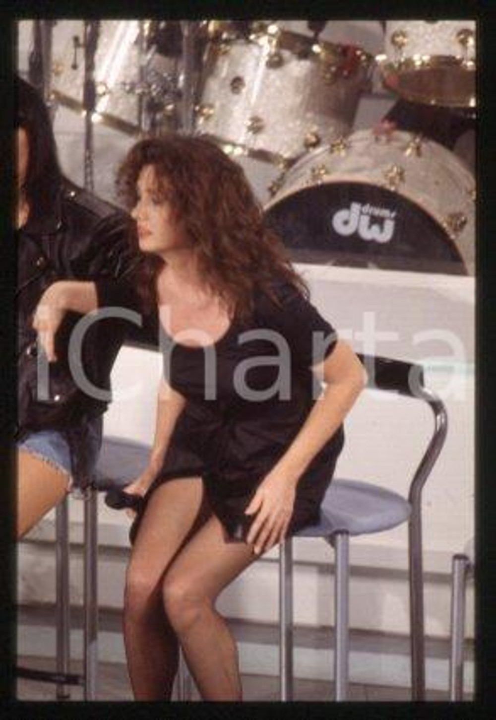 35mm vintage slide* 1985 ca ITALIA - MUSICA Gigliola CINQUETTI Ritratto (7)  Diapositiva d'epoca, in formato 35 mm.CONDIZIONI: GOODE' severamente vietata la riproduzione. Tutti i diritti sono riservati.Nella diapositiva ICharta mette in vendita, sul negozio eBay e in esclusiva sul sito "icharta" il proprio archivio composto da numerose diapositive e negativi fotografici d'epoca, tutti originali e autentici, che attraversano la storia del costume italiano tra gli la fine degli anni Sessanta e Novanta.Si tratta di uno sguardo inedito sull'attualit&agrave;, la politica, la vita quotidiana, il gossip e la cultura, che fotografa il cambiamento della nazione in quest'ultimo scorcio del XX secolo. Un'occasione unica per il mercato del collezionismo, che vede finalmente disponibile un archivio eccezionale per vastit&agrave;, tematiche e condizioni, in un settore (il negativo fotografico e la diapositiva) di assoluta novit&agrave; e dalle interessanti prospettive di investimento. GOOD/buono   originale e autentica 1