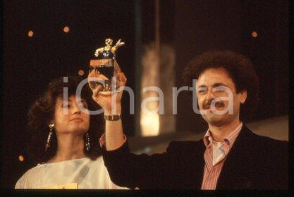 35mm vintage slide* 1985 ca FESTIVAL DI SANREMO Gigliola CINQUETTI Ritratto (17)  Diapositiva d'epoca, in formato 35 mm.CONDIZIONI: GOODE' severamente vietata la riproduzione. Tutti i diritti sono riservati.Nella diapositiva ICharta mette in vendita, sul negozio eBay e in esclusiva sul sito "icharta" il proprio archivio composto da numerose diapositive e negativi fotografici d'epoca, tutti originali e autentici, che attraversano la storia del costume italiano tra gli la fine degli anni Sessanta e Novanta.Si tratta di uno sguardo inedito sull'attualit&agrave;, la politica, la vita quotidiana, il gossip e la cultura, che fotografa il cambiamento della nazione in quest'ultimo scorcio del XX secolo. Un'occasione unica per il mercato del collezionismo, che vede finalmente disponibile un archivio eccezionale per vastit&agrave;, tematiche e condizioni, in un settore (il negativo fotografico e la diapositiva) di assoluta novit&agrave; e dalle interessanti prospettive di investimento. GOOD/buono   originale e autentica 1