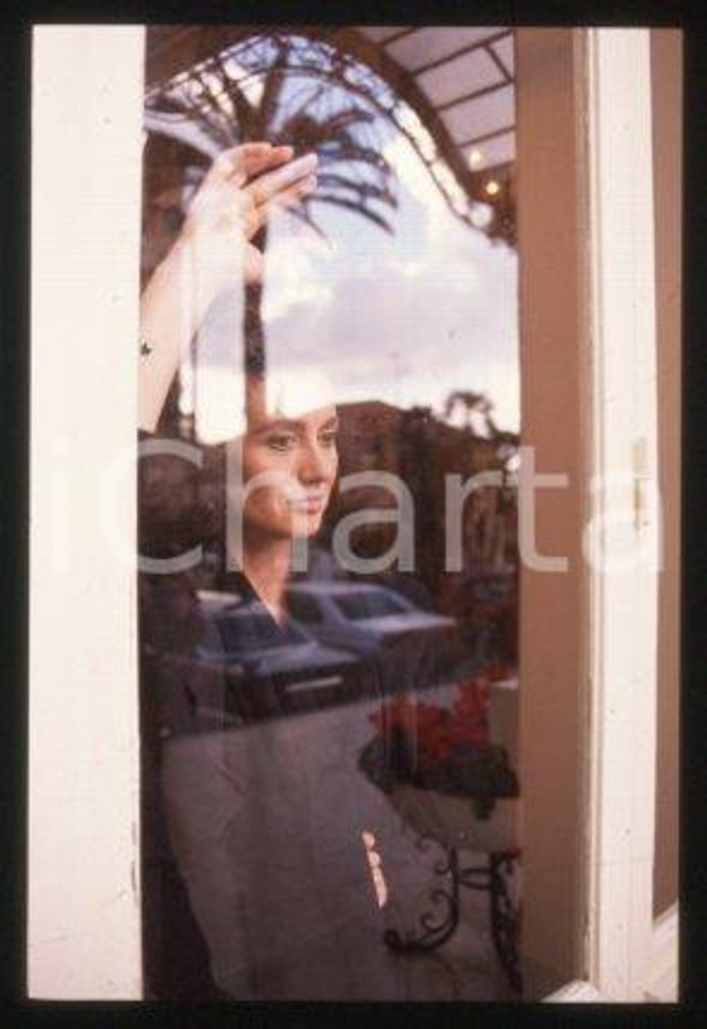 35mm vintage slide* 1985 ca ITALIA - MUSICA Gigliola CINQUETTI Ritratto (18)  Diapositiva d'epoca, in formato 35 mm.CONDIZIONI: GOODE' severamente vietata la riproduzione. Tutti i diritti sono riservati.Nella diapositiva ICharta mette in vendita, sul negozio eBay e in esclusiva sul sito "icharta" il proprio archivio composto da numerose diapositive e negativi fotografici d'epoca, tutti originali e autentici, che attraversano la storia del costume italiano tra gli la fine degli anni Sessanta e Novanta.Si tratta di uno sguardo inedito sull'attualit&agrave;, la politica, la vita quotidiana, il gossip e la cultura, che fotografa il cambiamento della nazione in quest'ultimo scorcio del XX secolo. Un'occasione unica per il mercato del collezionismo, che vede finalmente disponibile un archivio eccezionale per vastit&agrave;, tematiche e condizioni, in un settore (il negativo fotografico e la diapositiva) di assoluta novit&agrave; e dalle interessanti prospettive di investimento. GOOD/buono   originale e autentica 1