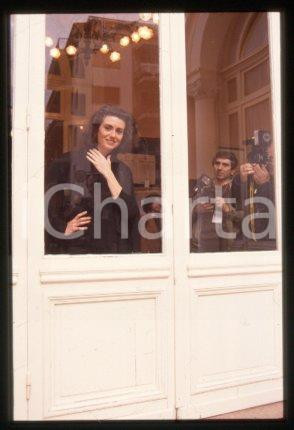 35mm vintage slide* 1985 ca ITALIA - MUSICA Gigliola CINQUETTI Ritratto (23)  Diapositiva d'epoca, in formato 35 mm.CONDIZIONI: GOODE' severamente vietata la riproduzione. Tutti i diritti sono riservati.Nella diapositiva ICharta mette in vendita, sul negozio eBay e in esclusiva sul sito "icharta" il proprio archivio composto da numerose diapositive e negativi fotografici d'epoca, tutti originali e autentici, che attraversano la storia del costume italiano tra gli la fine degli anni Sessanta e Novanta.Si tratta di uno sguardo inedito sull'attualit&agrave;, la politica, la vita quotidiana, il gossip e la cultura, che fotografa il cambiamento della nazione in quest'ultimo scorcio del XX secolo. Un'occasione unica per il mercato del collezionismo, che vede finalmente disponibile un archivio eccezionale per vastit&agrave;, tematiche e condizioni, in un settore (il negativo fotografico e la diapositiva) di assoluta novit&agrave; e dalle interessanti prospettive di investimento. GOOD/buono   originale e autentica 1