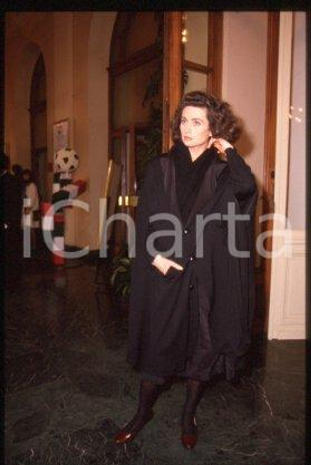 35mm vintage slide* 1985 ca ITALIA - MUSICA Gigliola CINQUETTI Ritratto (24)  Diapositiva d'epoca, in formato 35 mm.CONDIZIONI: GOODE' severamente vietata la riproduzione. Tutti i diritti sono riservati.Nella diapositiva ICharta mette in vendita, sul negozio eBay e in esclusiva sul sito "icharta" il proprio archivio composto da numerose diapositive e negativi fotografici d'epoca, tutti originali e autentici, che attraversano la storia del costume italiano tra gli la fine degli anni Sessanta e Novanta.Si tratta di uno sguardo inedito sull'attualit&agrave;, la politica, la vita quotidiana, il gossip e la cultura, che fotografa il cambiamento della nazione in quest'ultimo scorcio del XX secolo. Un'occasione unica per il mercato del collezionismo, che vede finalmente disponibile un archivio eccezionale per vastit&agrave;, tematiche e condizioni, in un settore (il negativo fotografico e la diapositiva) di assoluta novit&agrave; e dalle interessanti prospettive di investimento. GOOD/buono   originale e autentica 1