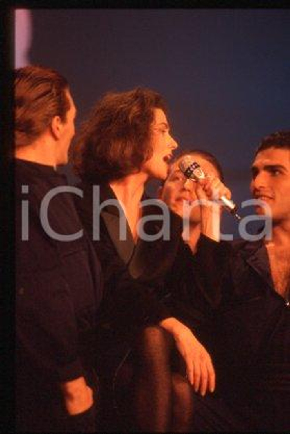 35mm vintage slide* 1985 ca ITALIA - MUSICA Gigliola CINQUETTI Ritratto (27)  Diapositiva d'epoca, in formato 35 mm.CONDIZIONI: GOODE' severamente vietata la riproduzione. Tutti i diritti sono riservati.Nella diapositiva ICharta mette in vendita, sul negozio eBay e in esclusiva sul sito "icharta" il proprio archivio composto da numerose diapositive e negativi fotografici d'epoca, tutti originali e autentici, che attraversano la storia del costume italiano tra gli la fine degli anni Sessanta e Novanta.Si tratta di uno sguardo inedito sull'attualit&agrave;, la politica, la vita quotidiana, il gossip e la cultura, che fotografa il cambiamento della nazione in quest'ultimo scorcio del XX secolo. Un'occasione unica per il mercato del collezionismo, che vede finalmente disponibile un archivio eccezionale per vastit&agrave;, tematiche e condizioni, in un settore (il negativo fotografico e la diapositiva) di assoluta novit&agrave; e dalle interessanti prospettive di investimento. GOOD/buono   originale e autentica 1