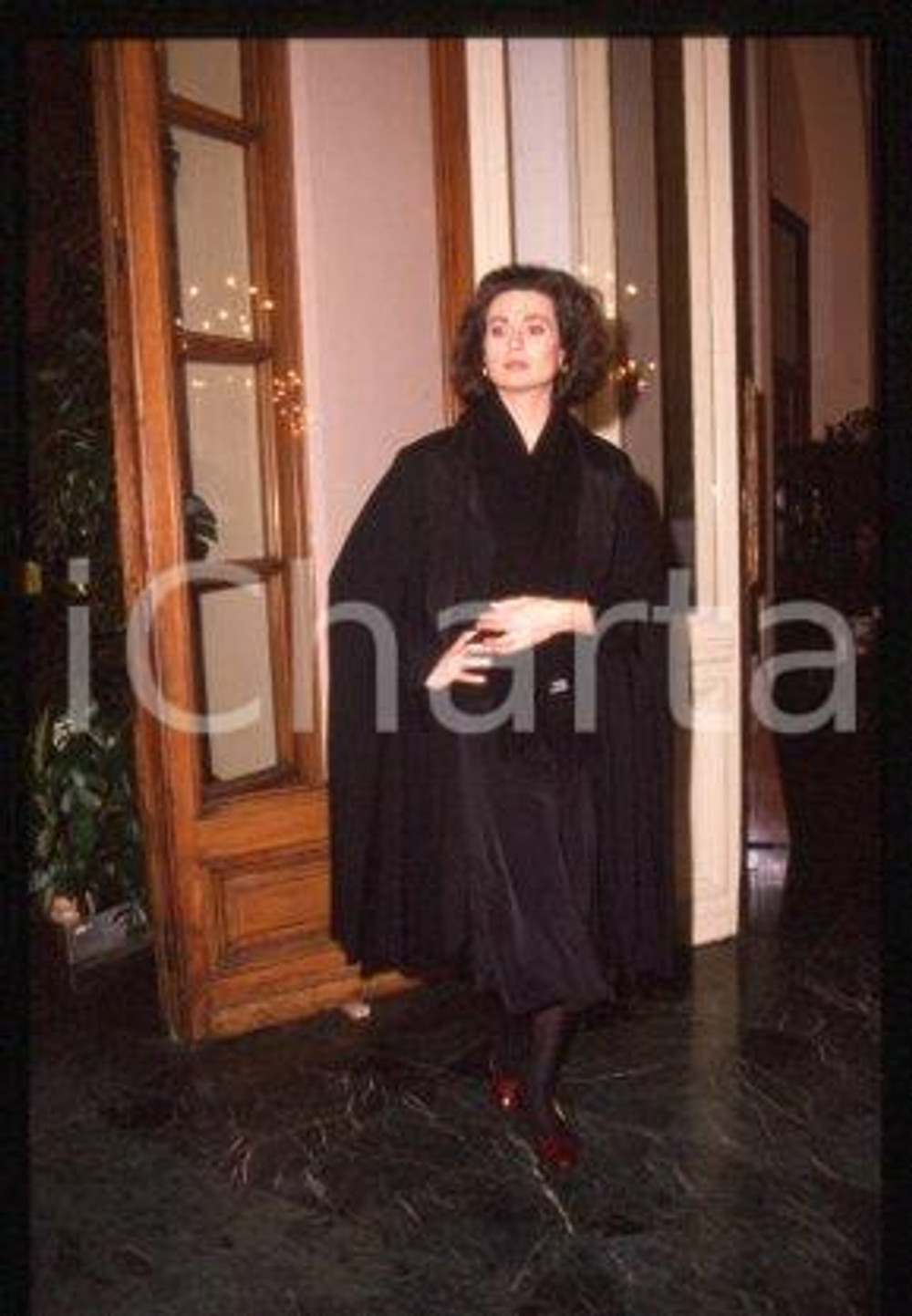 35mm vintage slide* 1985 ca ITALIA - MUSICA Gigliola CINQUETTI Ritratto (28)  Diapositiva d'epoca, in formato 35 mm.CONDIZIONI: GOODE' severamente vietata la riproduzione. Tutti i diritti sono riservati.Nella diapositiva ICharta mette in vendita, sul negozio eBay e in esclusiva sul sito "icharta" il proprio archivio composto da numerose diapositive e negativi fotografici d'epoca, tutti originali e autentici, che attraversano la storia del costume italiano tra gli la fine degli anni Sessanta e Novanta.Si tratta di uno sguardo inedito sull'attualit&agrave;, la politica, la vita quotidiana, il gossip e la cultura, che fotografa il cambiamento della nazione in quest'ultimo scorcio del XX secolo. Un'occasione unica per il mercato del collezionismo, che vede finalmente disponibile un archivio eccezionale per vastit&agrave;, tematiche e condizioni, in un settore (il negativo fotografico e la diapositiva) di assoluta novit&agrave; e dalle interessanti prospettive di investimento. GOOD/buono   originale e autentica 1